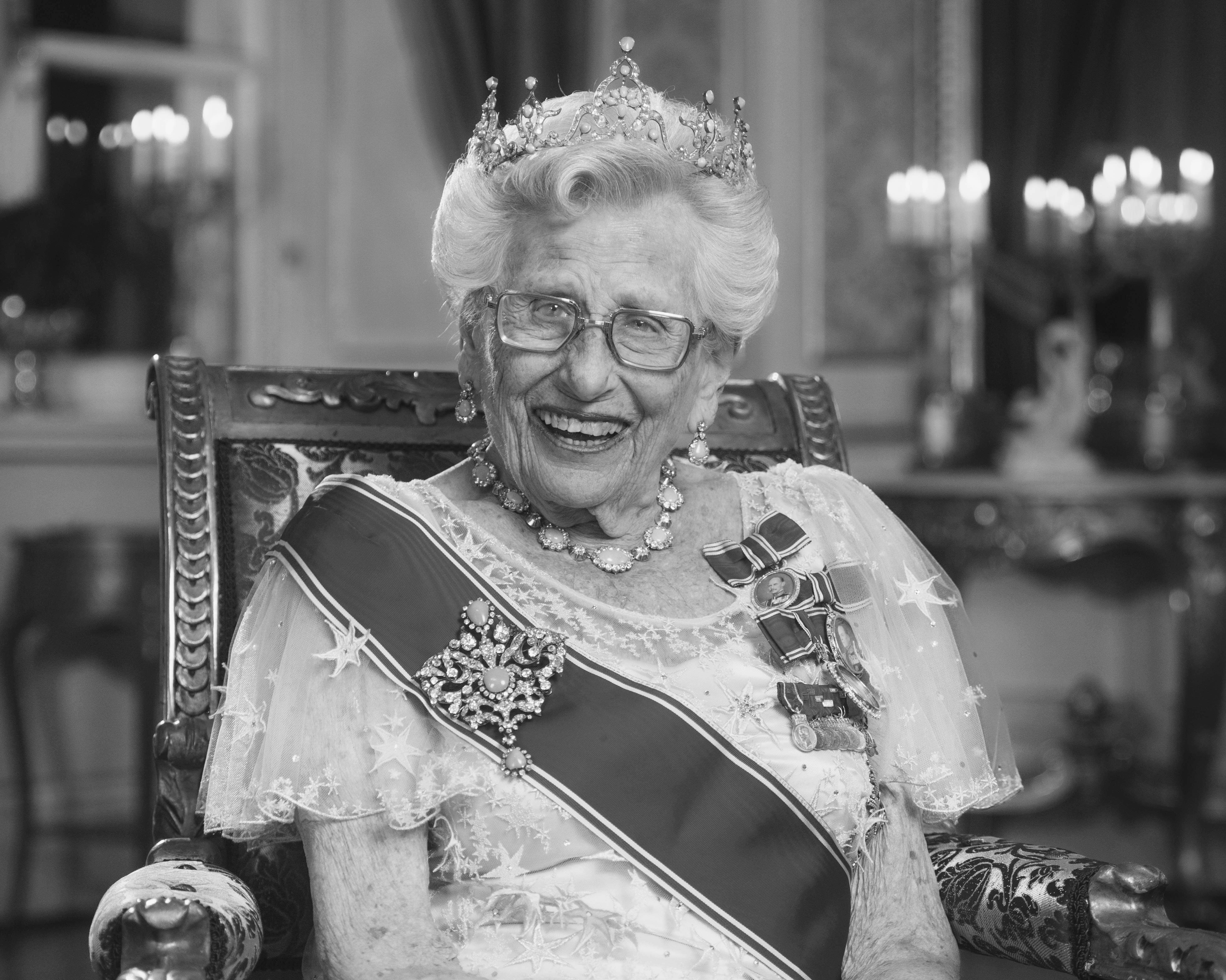 Portrett av Prinsesse Astrid i galla, med tiara, ordensbånd og portrettnåler.