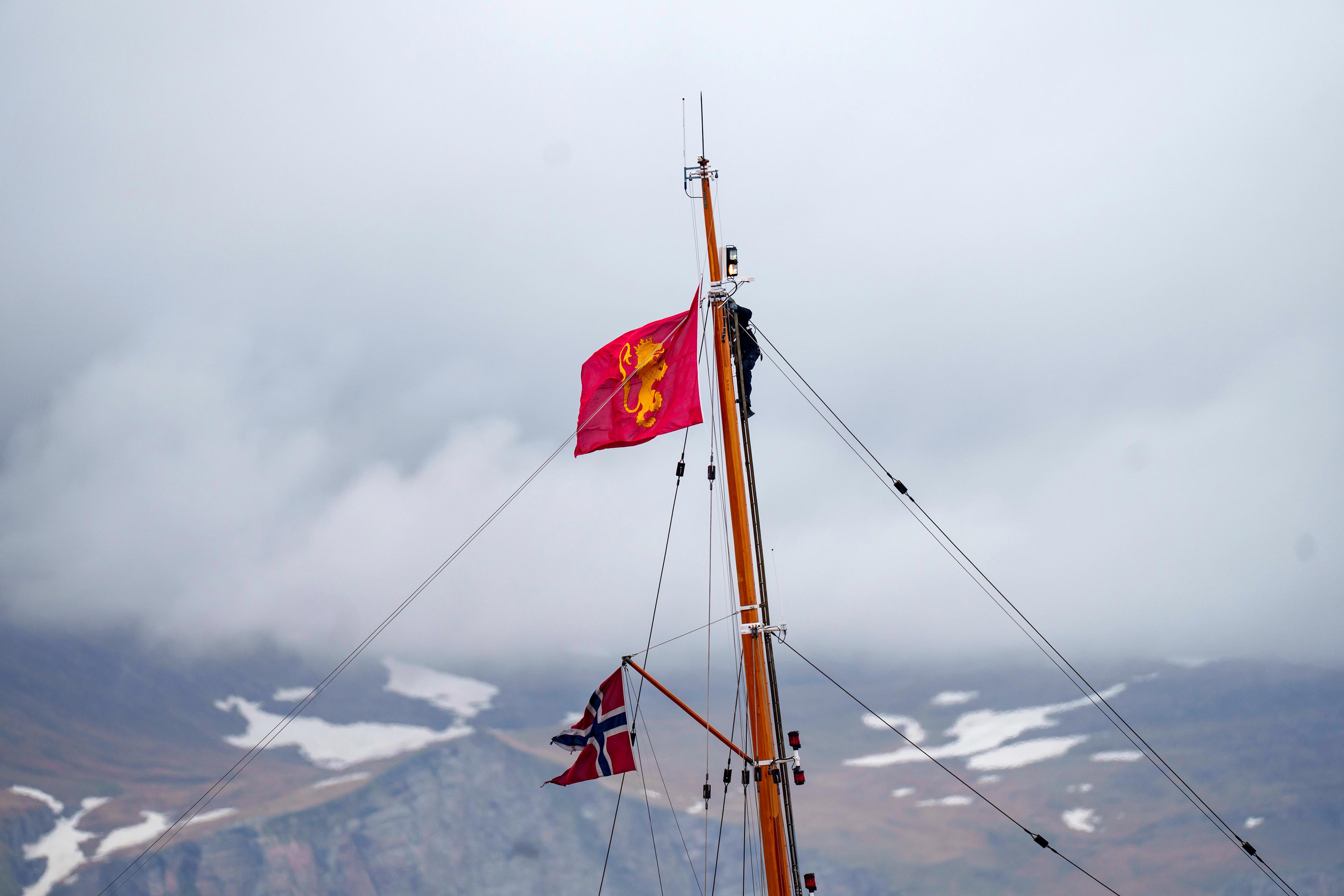 Kongeflagget vaier fra Kongeskipet