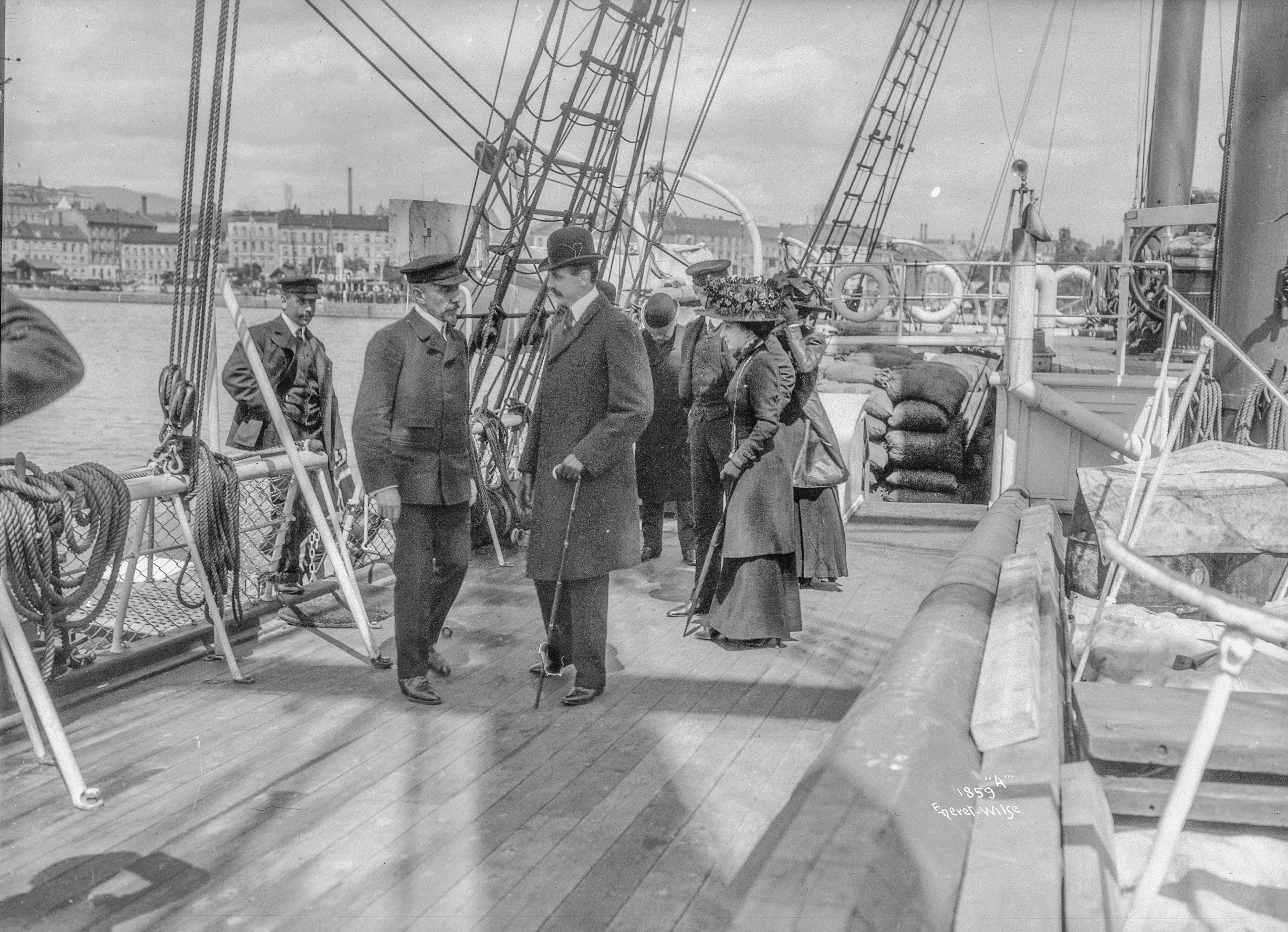 Kong Haakon og Roald Amundsen i samtale på dekk.