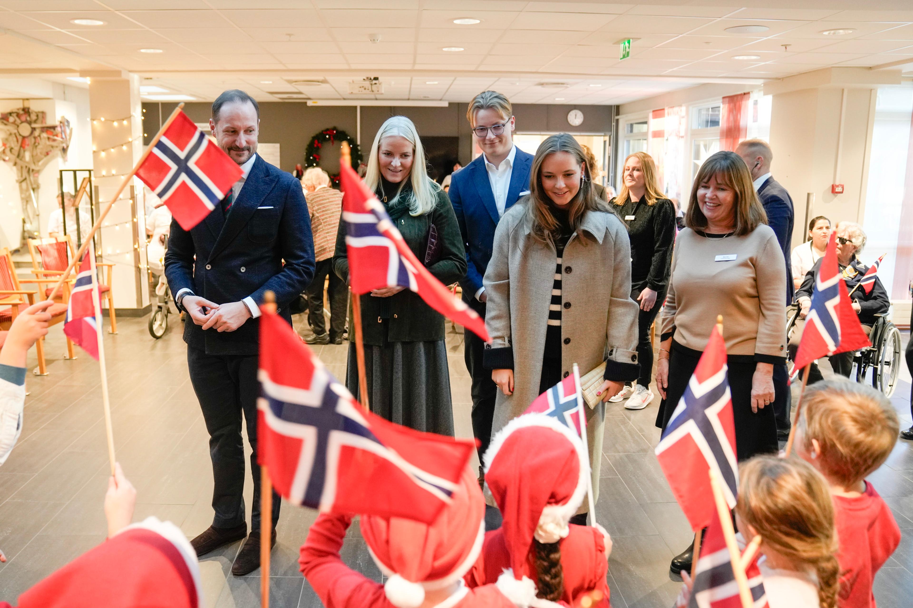 Kronprinsfamilien hilser på barnehagebarn. Foto: Fredrik Varfjell / NTB