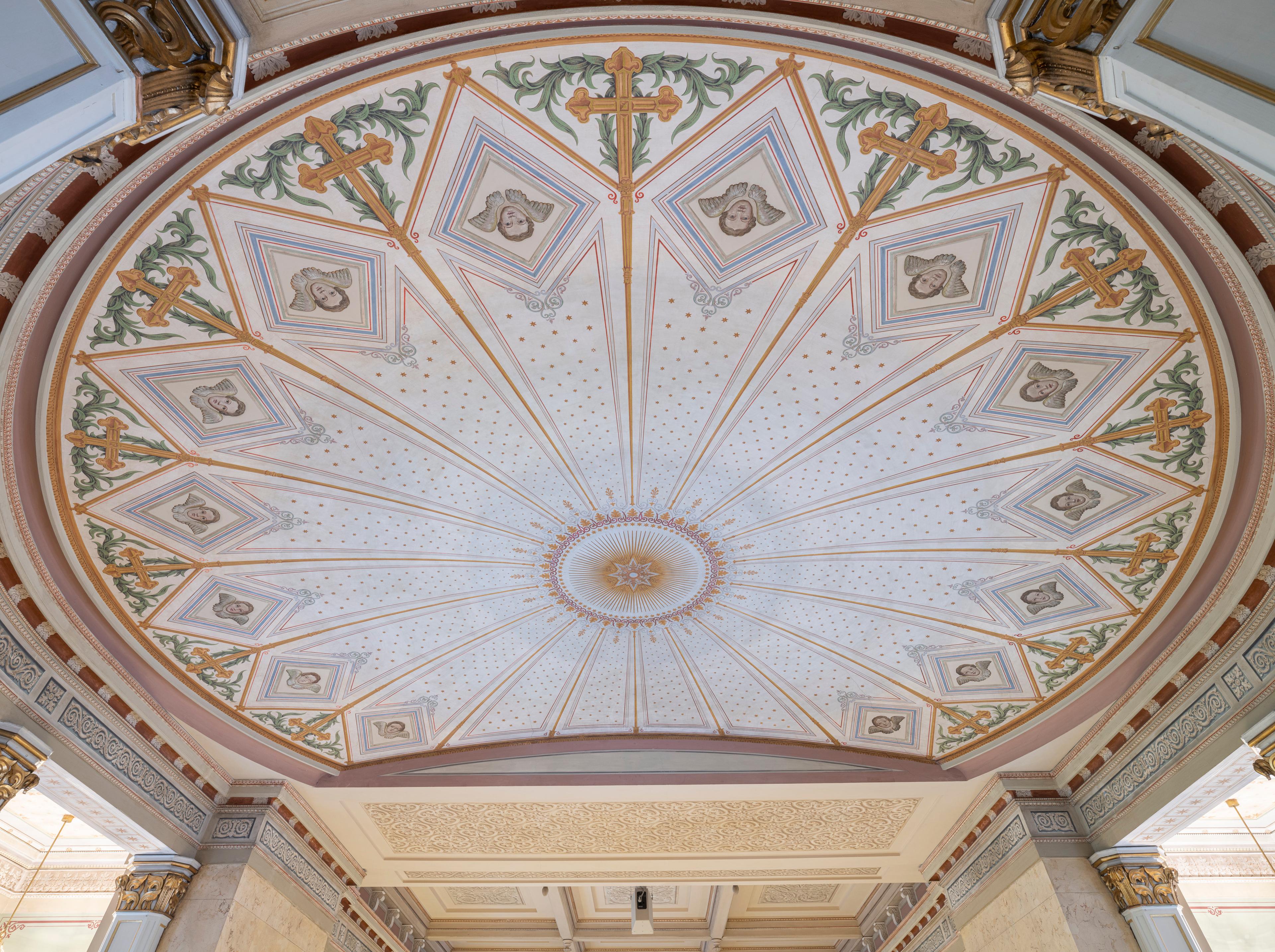 I himlingen over alteret stråler dekoren ut som fra en stjerne og former en sirkel. Hvert felt i sirklelen ender i et kors eller et englehode.