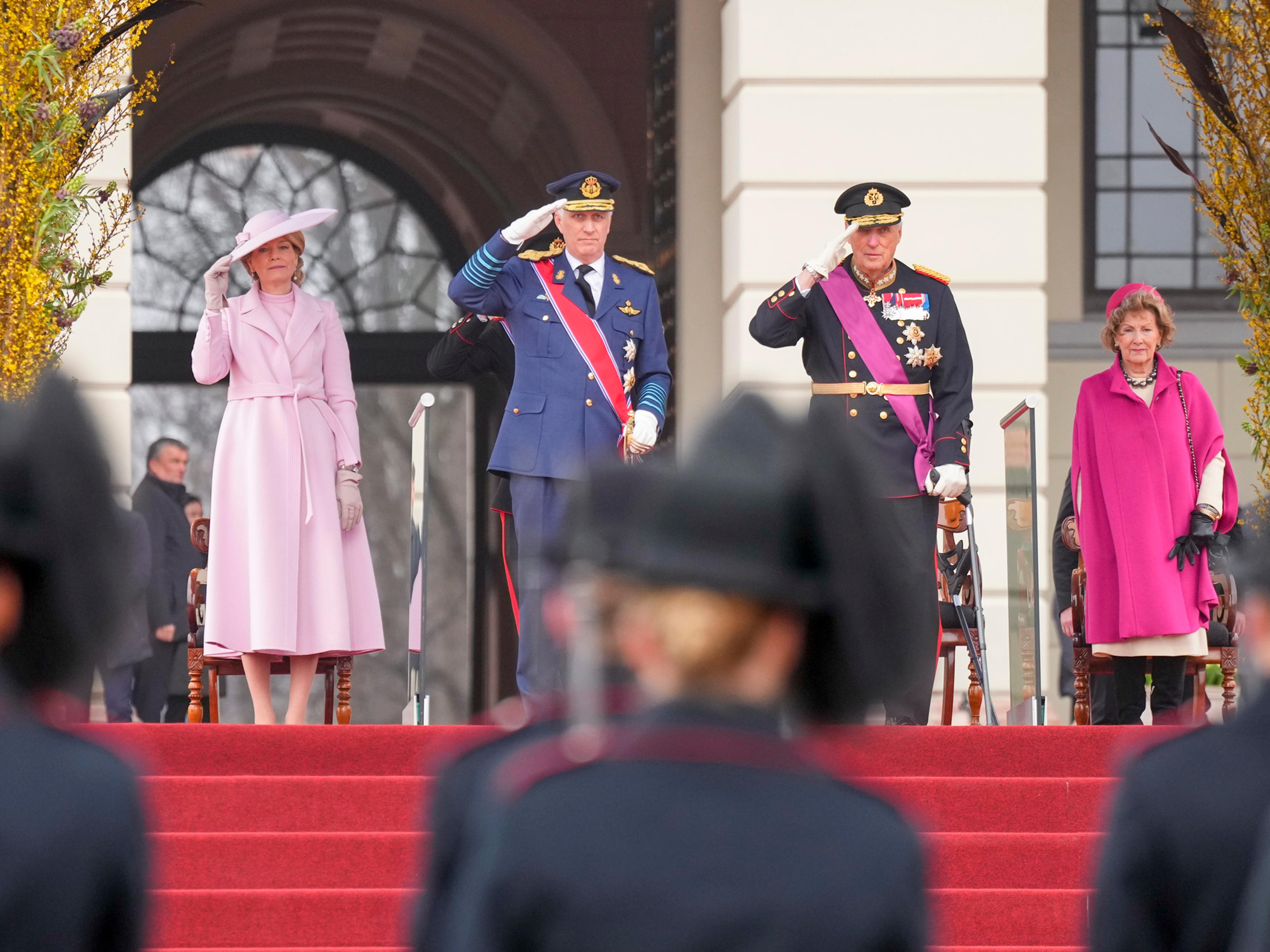 Det belgiske og norske kongeparet under velkomstseremonien på Slottsplassen.