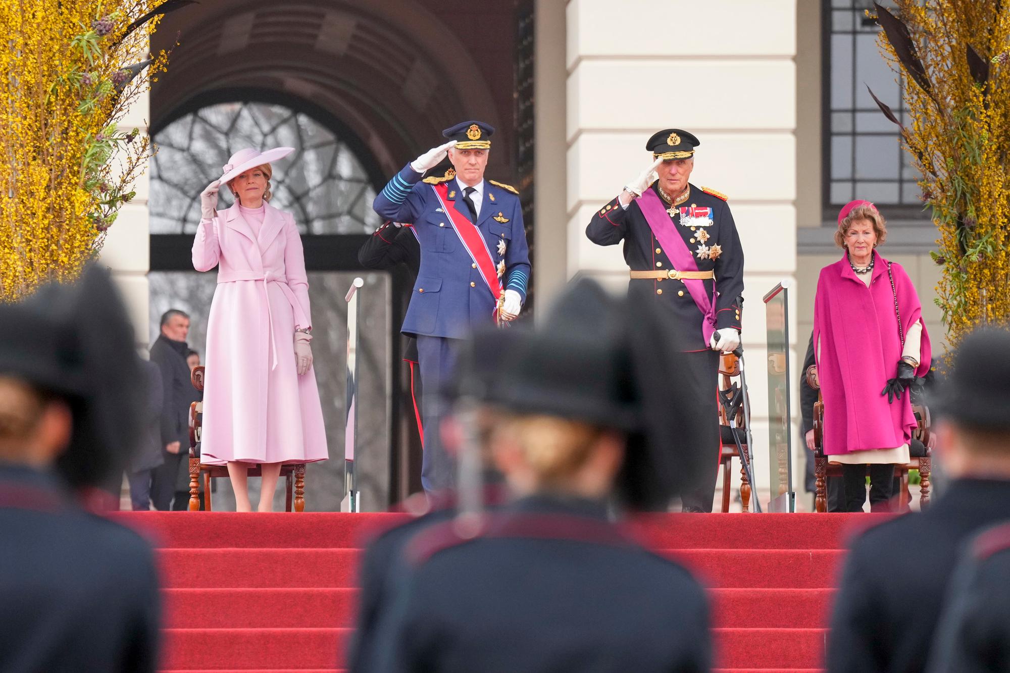 Det belgiske og norske kongeparet under velkomstseremonien på Slottsplassen.