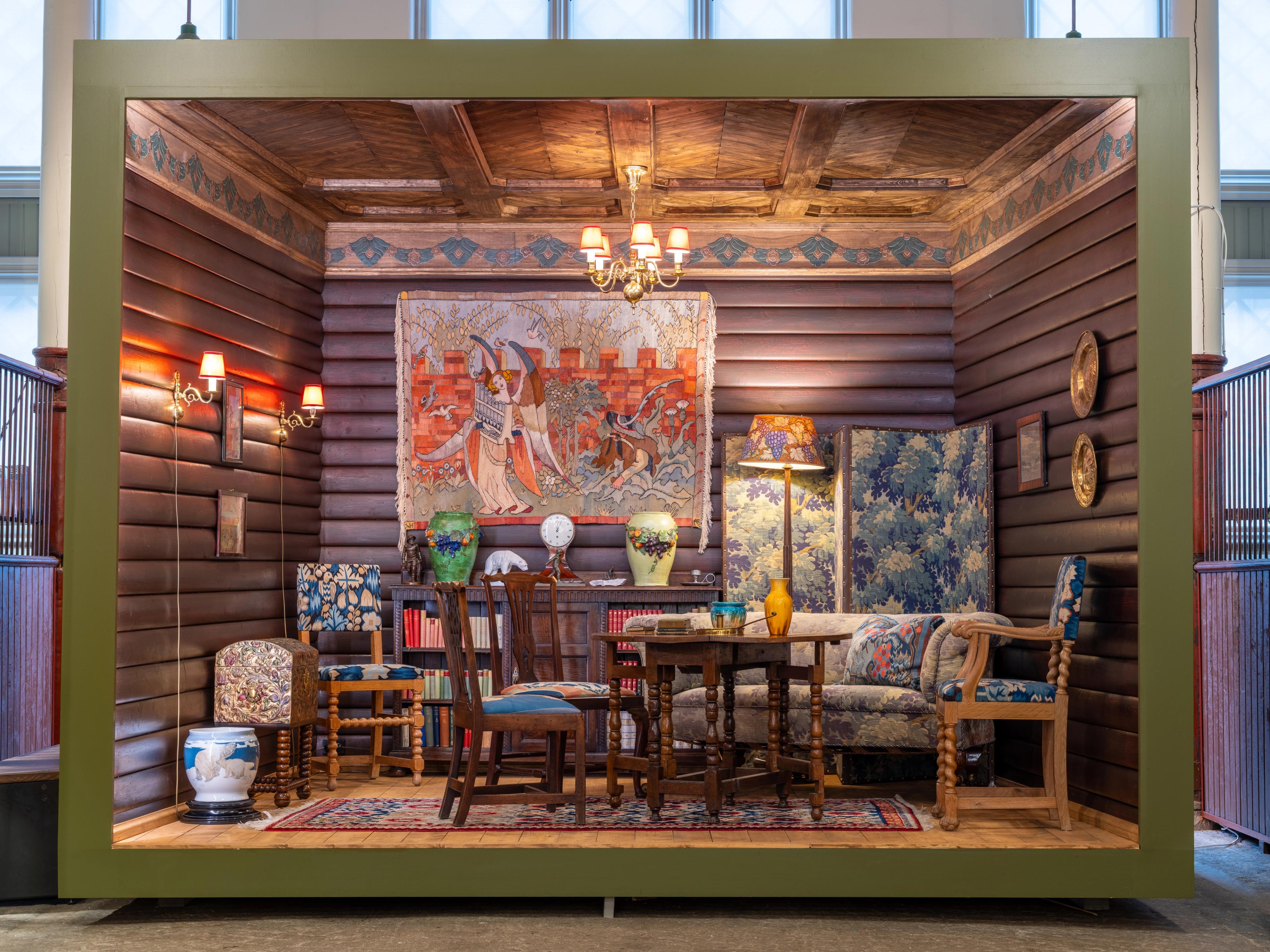 Billedvev i jordfarger montert for framvisning mot grønn bakgrunn.