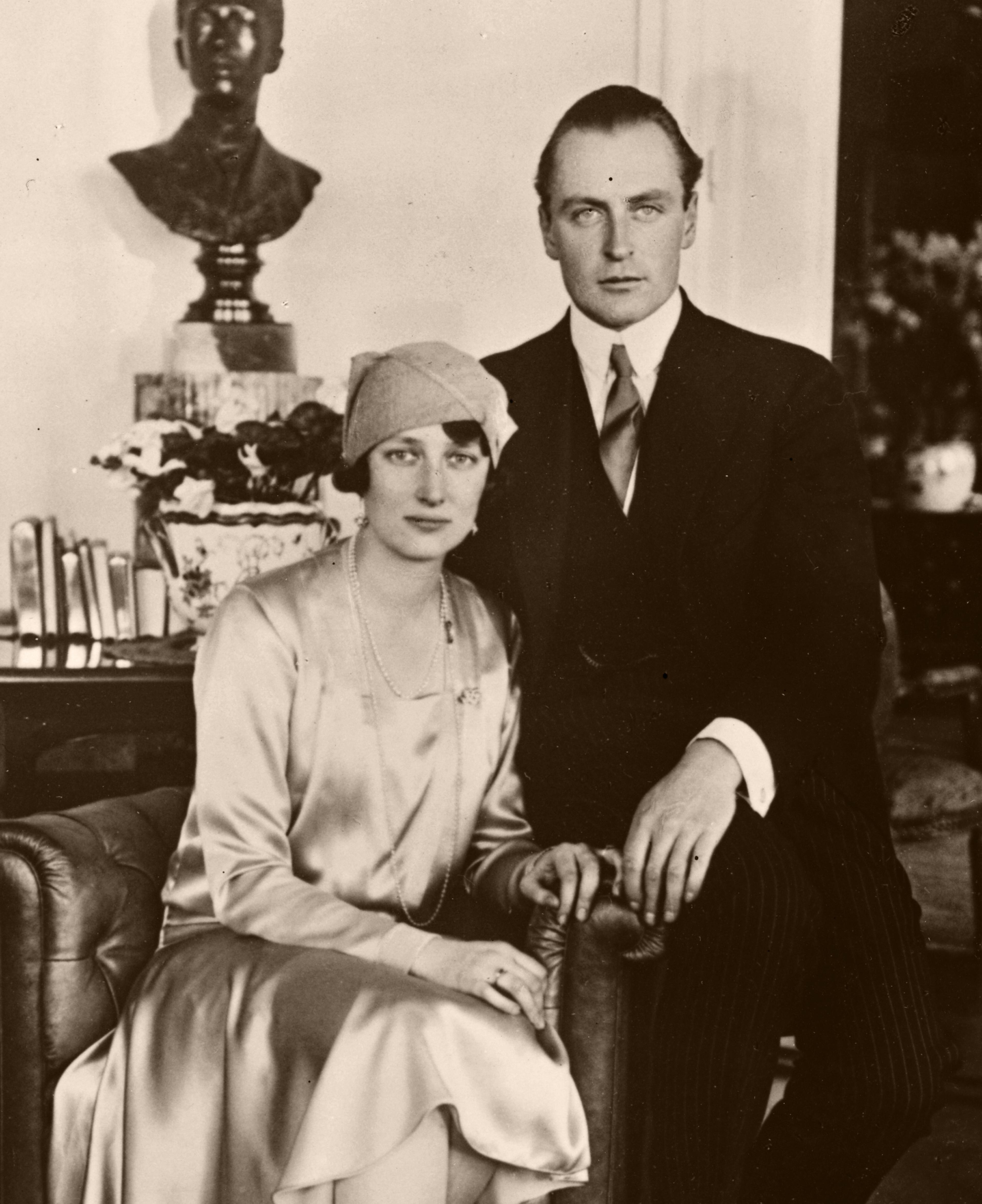 Paret sitter sammen. Prinsesse Märtha lener seg mot Kronprins Olav.