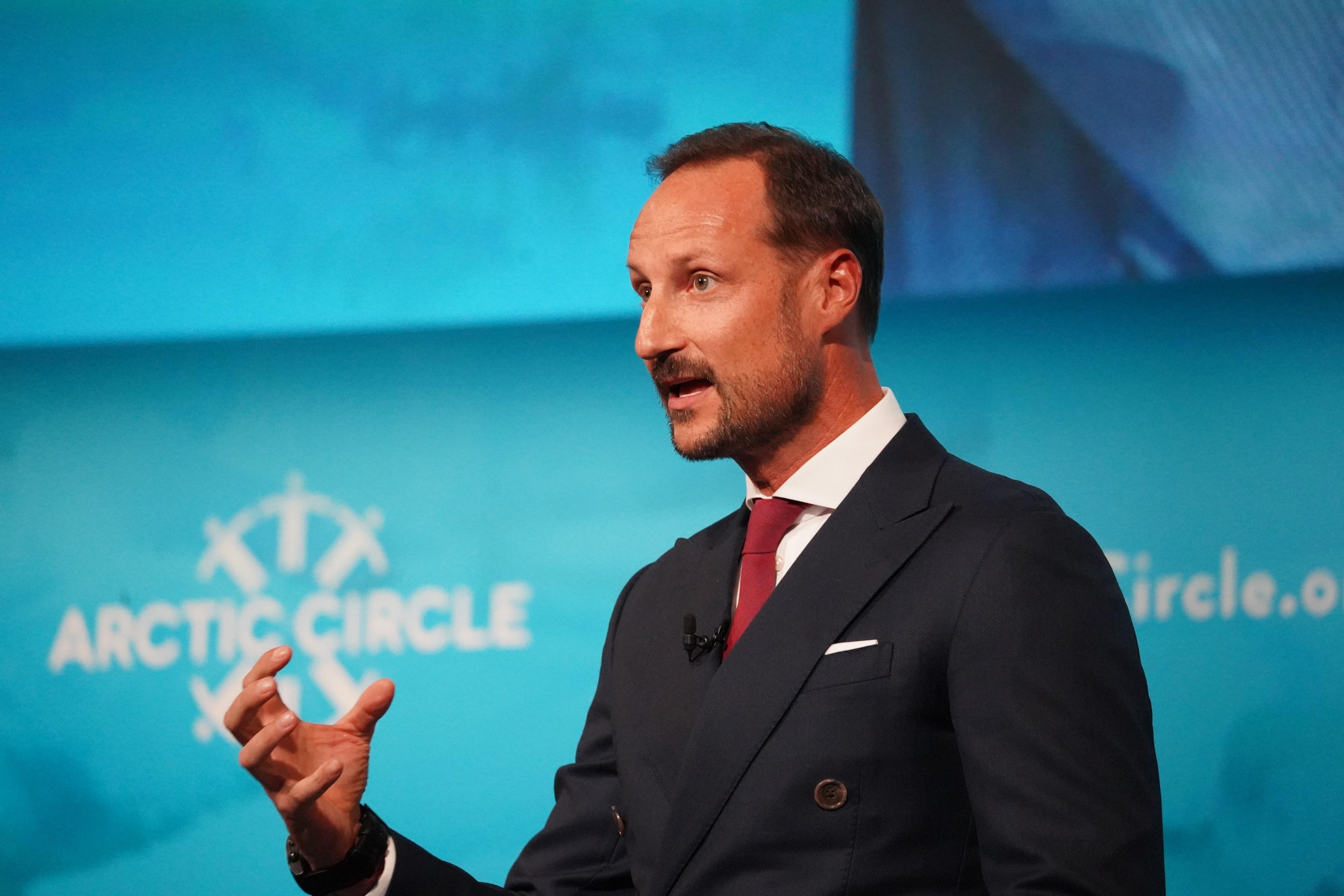 Kronprinsen gestikulerer ivrig.