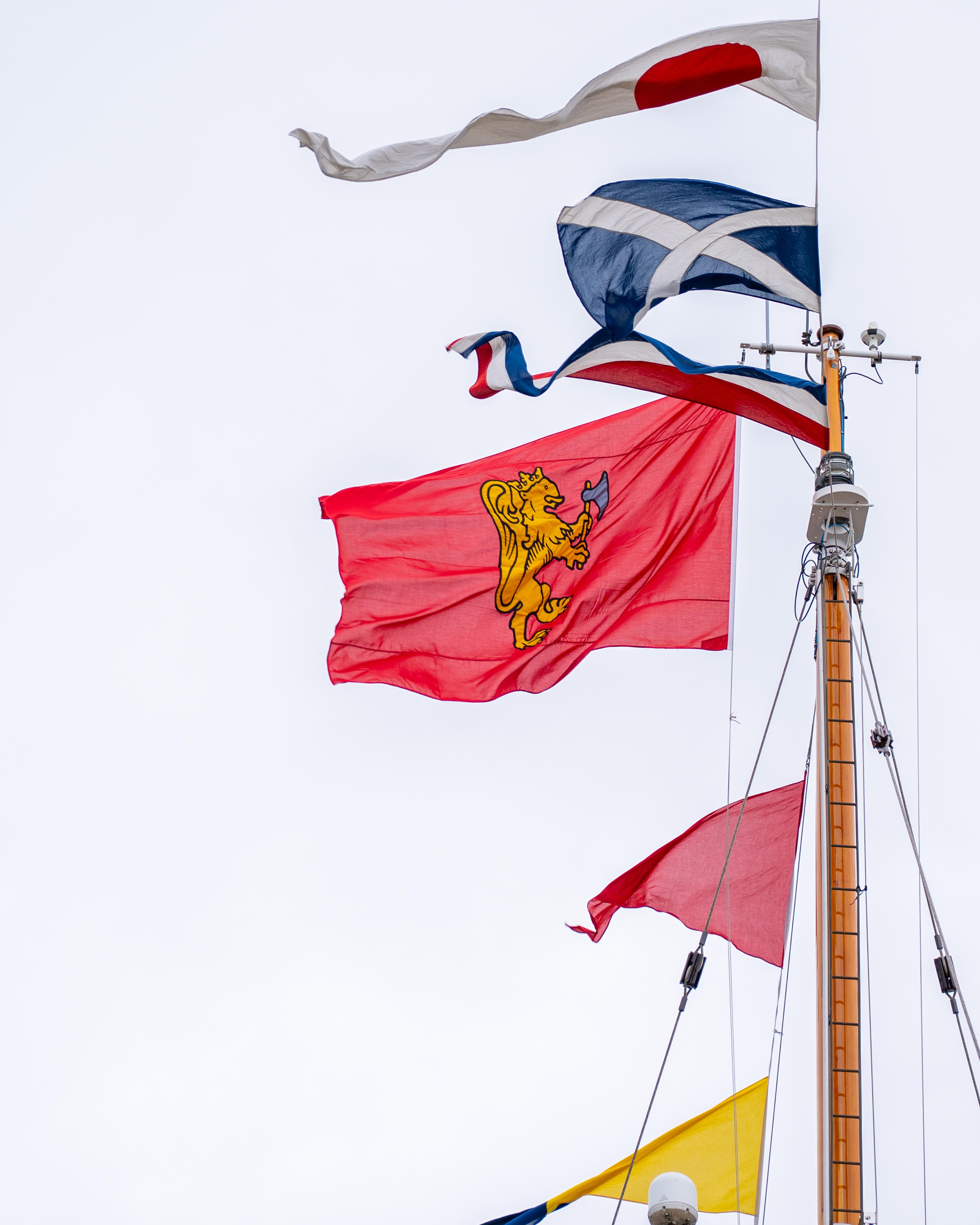 Kongeflagget vaiar i vinden.