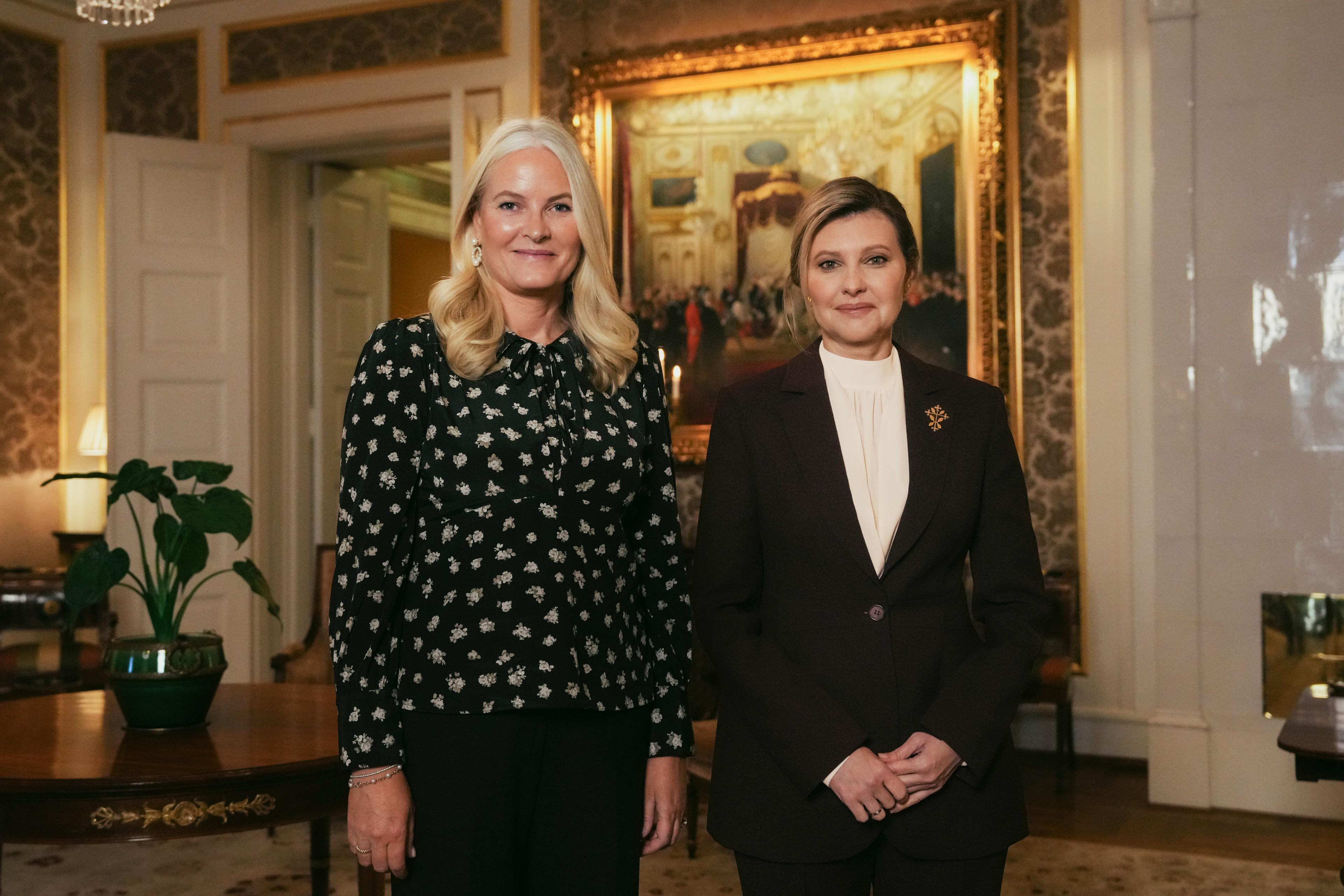 Kronprinsesse Mette-Marit står ved siden av Ukrainas førstedame Olena Zelenska.