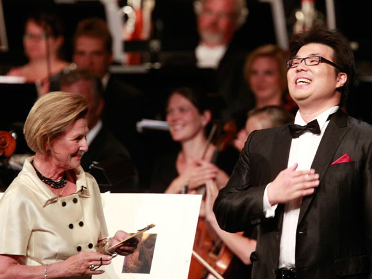 Dronning Sonja og Donghwan Lee på scenen i Operaen.