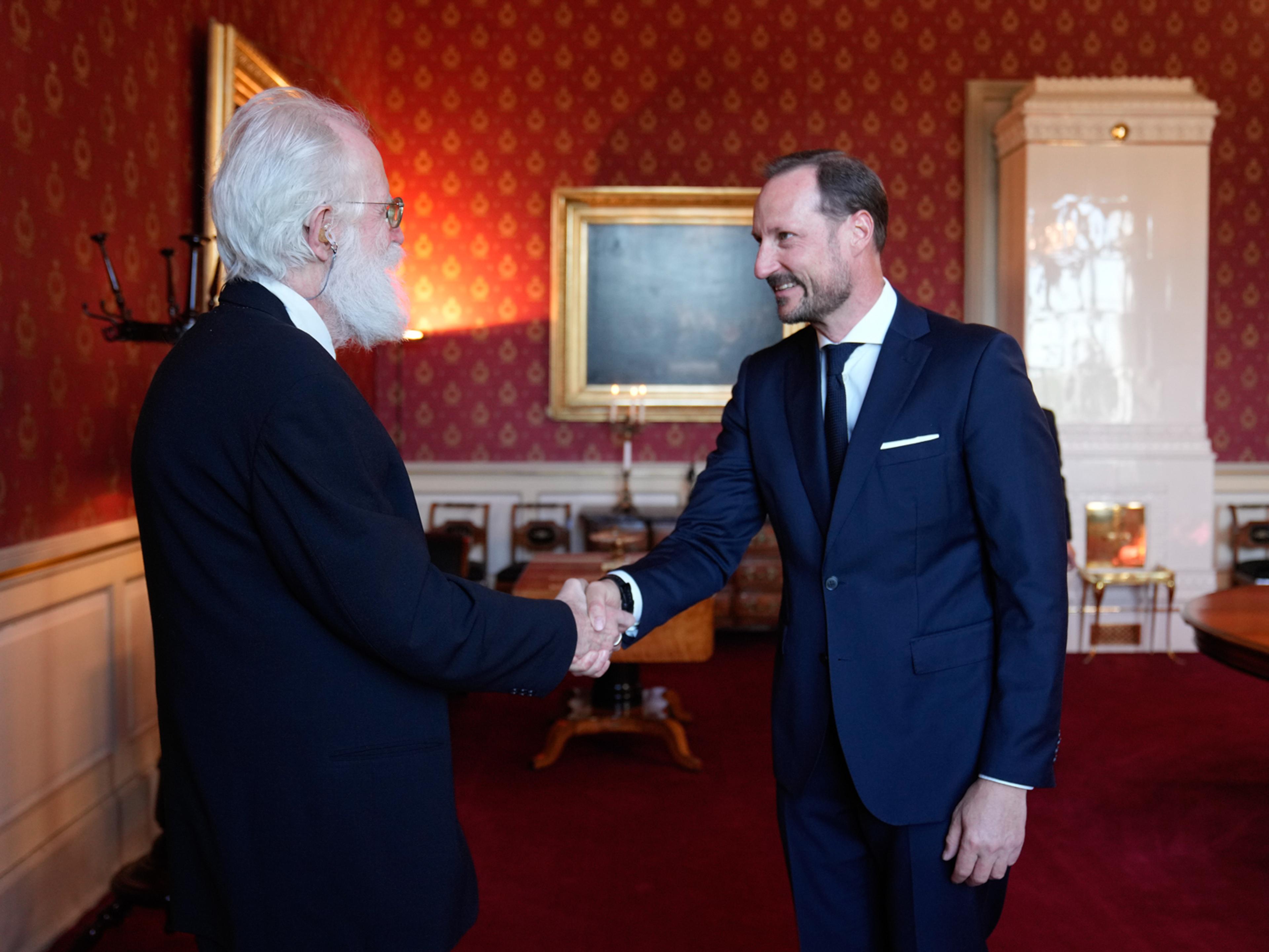 Kronprinsen og Abelprisens vinner håndhilser på Kronprinsens kontor.