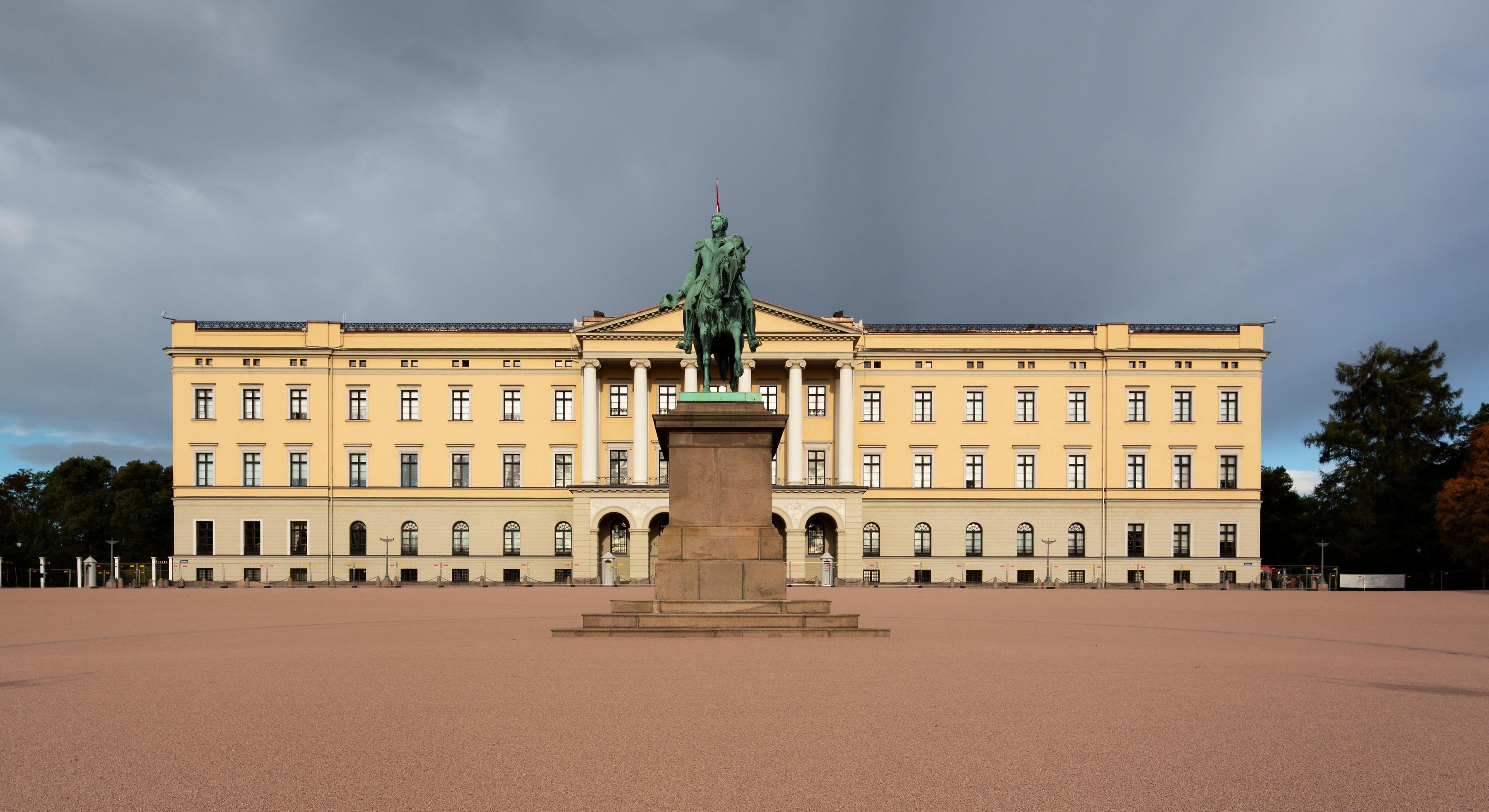 Slottet sett fra Slottsplassen med statuen av Kong Carl Johan midt i mot.