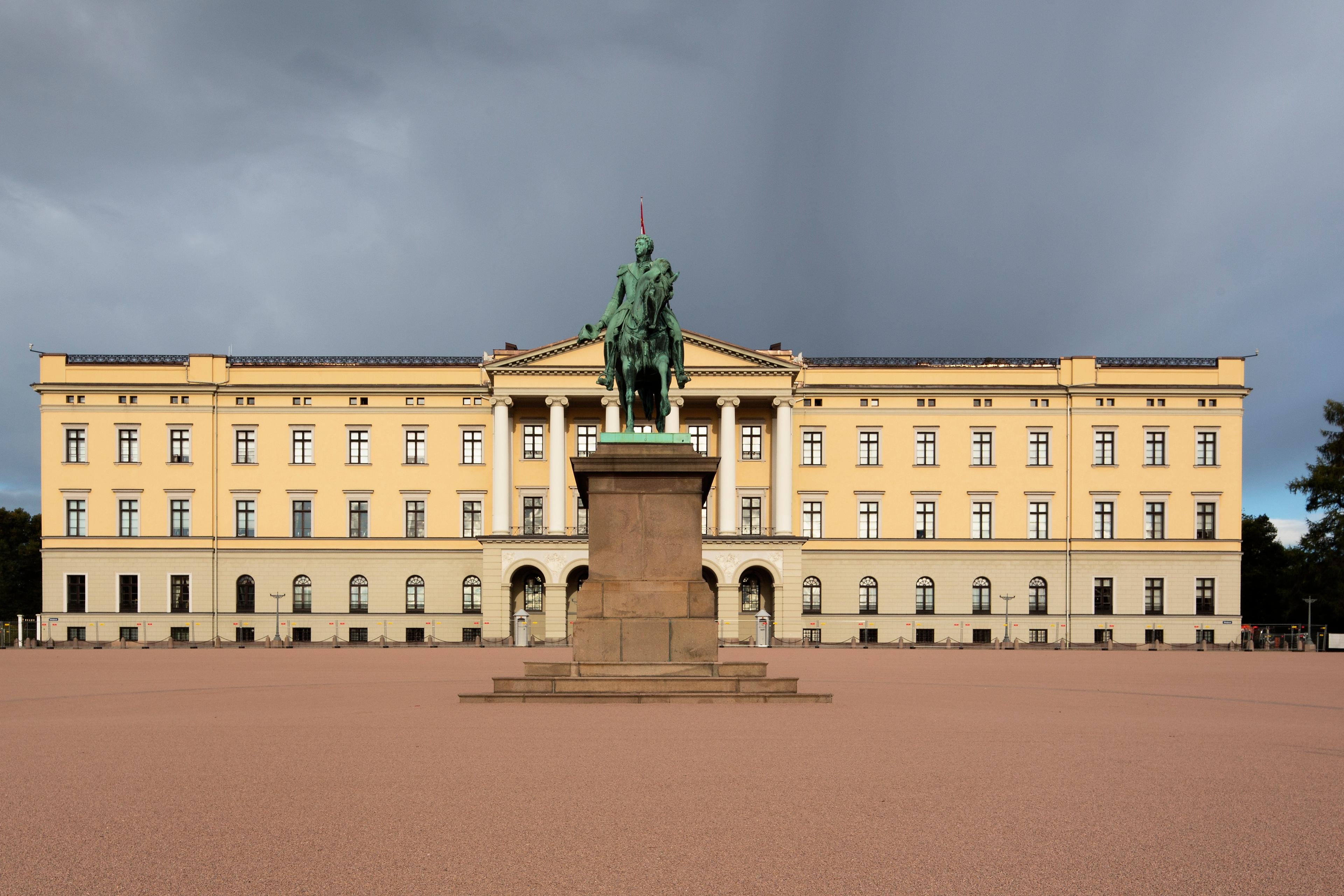 Slottet sett fra Slottsplassen med statuen av Kong Carl Johan midt i mot.