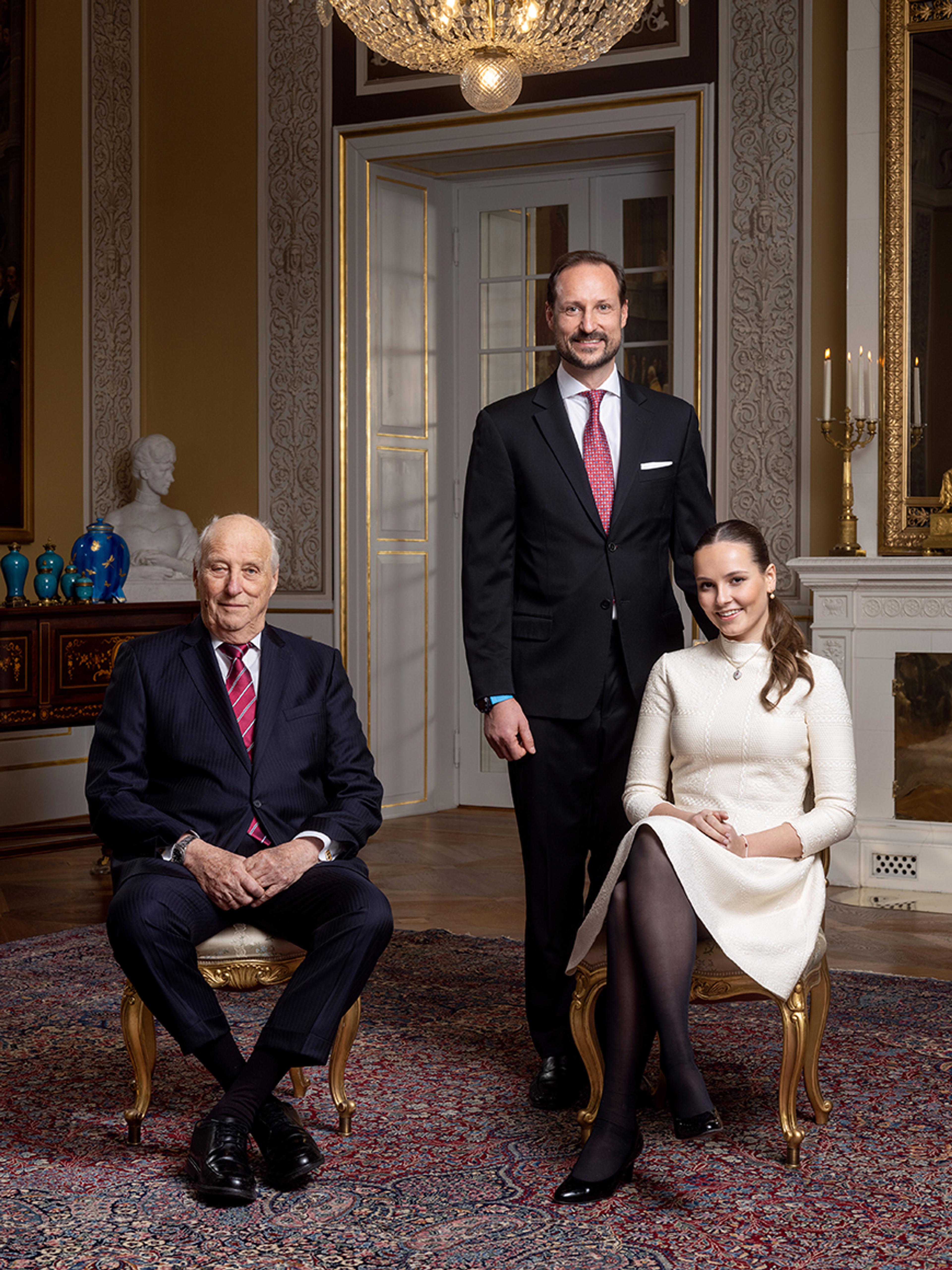 Kong Harald, Kronprins Haakon og Prinsesse Ingrid Alexandra. Bildet er tatt i anledning Prinsessens myndighetsdag.