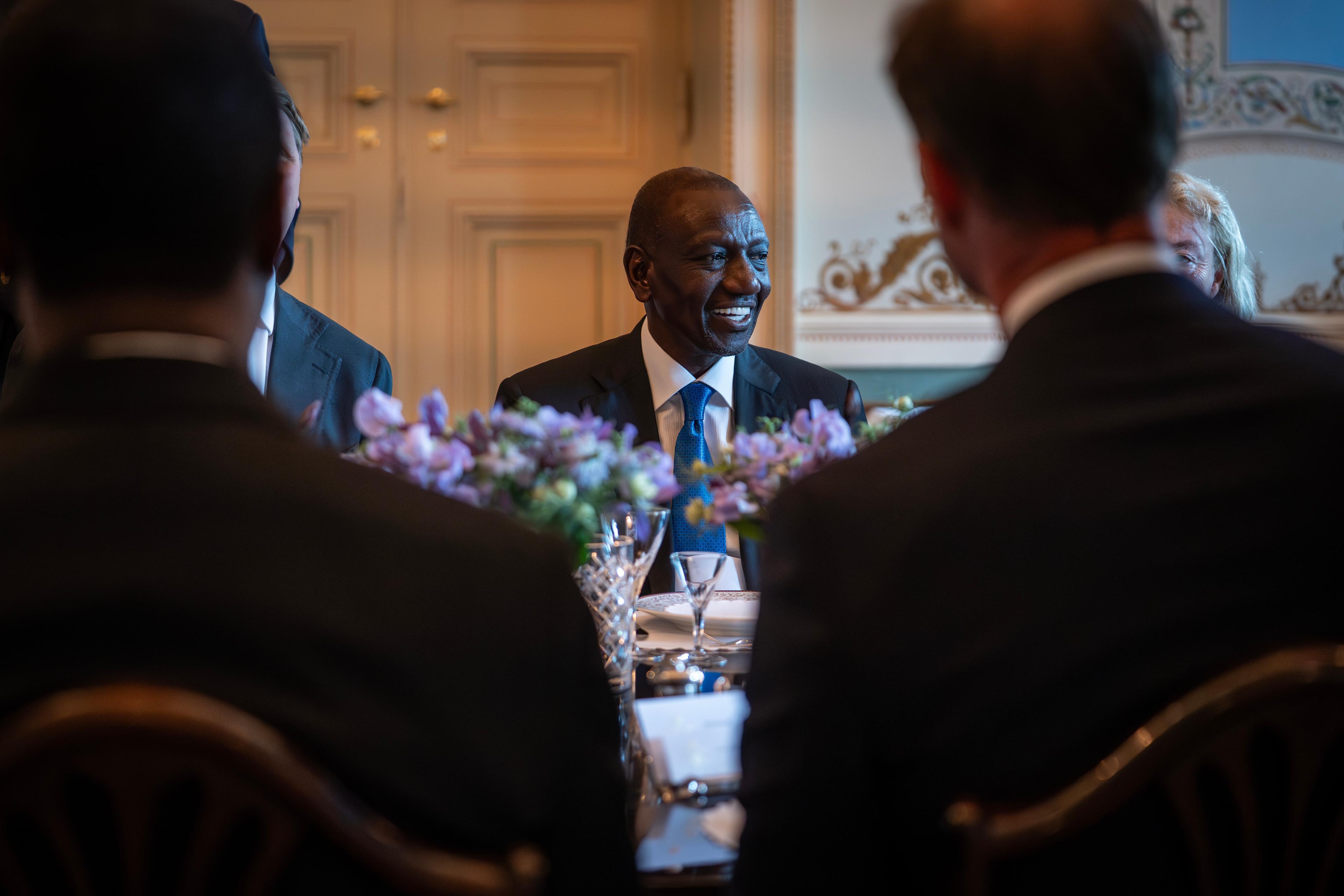 Tett på William Ruto, som sit ved lunsjbordet.