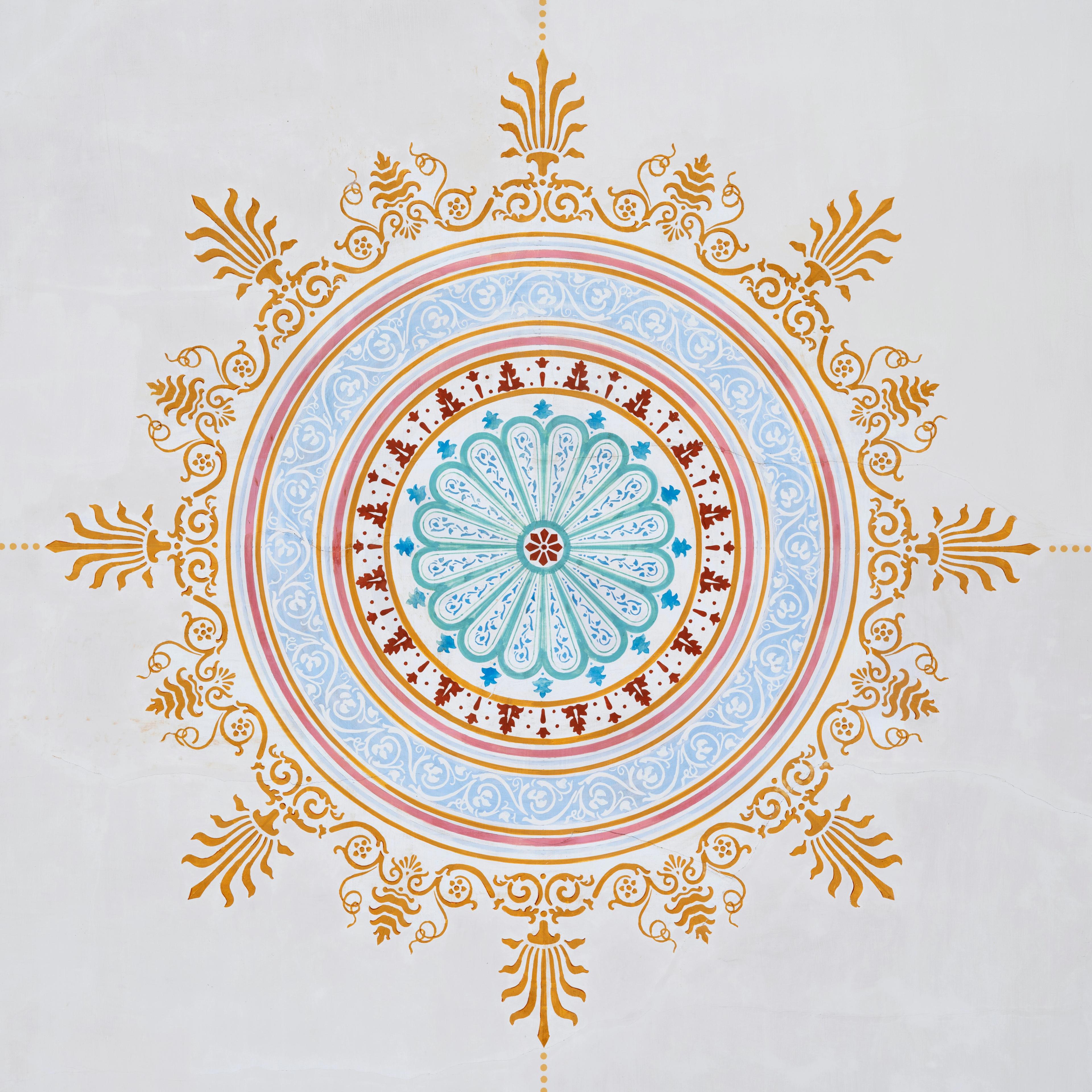 En av rosettene som er malt i taket. Detaljene er å gjenfinne i dekoren på serviset, som er spesiallaget til rommet.