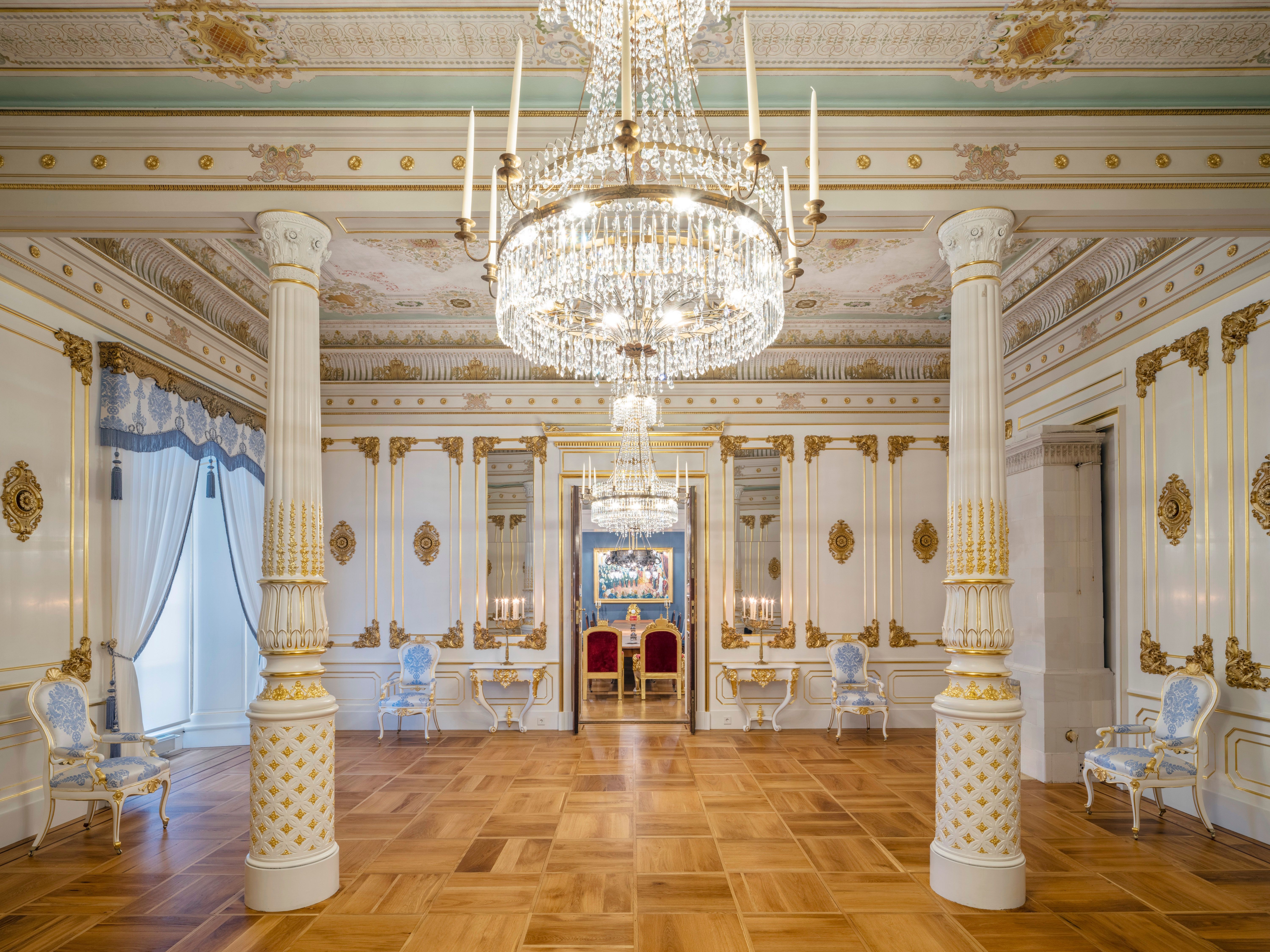 Nærbilde av lysekroner i taket på Slottets store spisesal