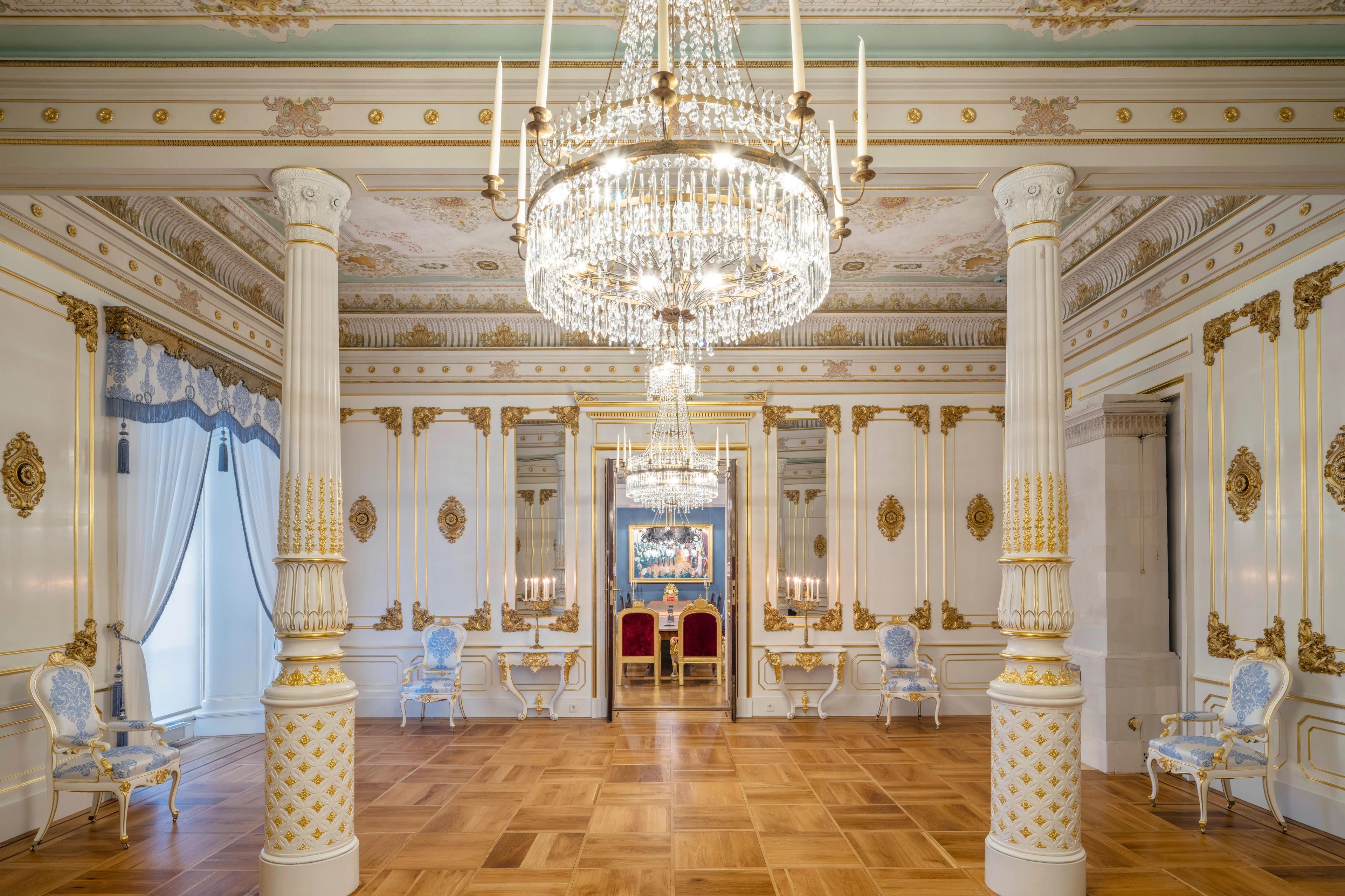 Nærbilde av lysekroner i taket på Slottets store spisesal