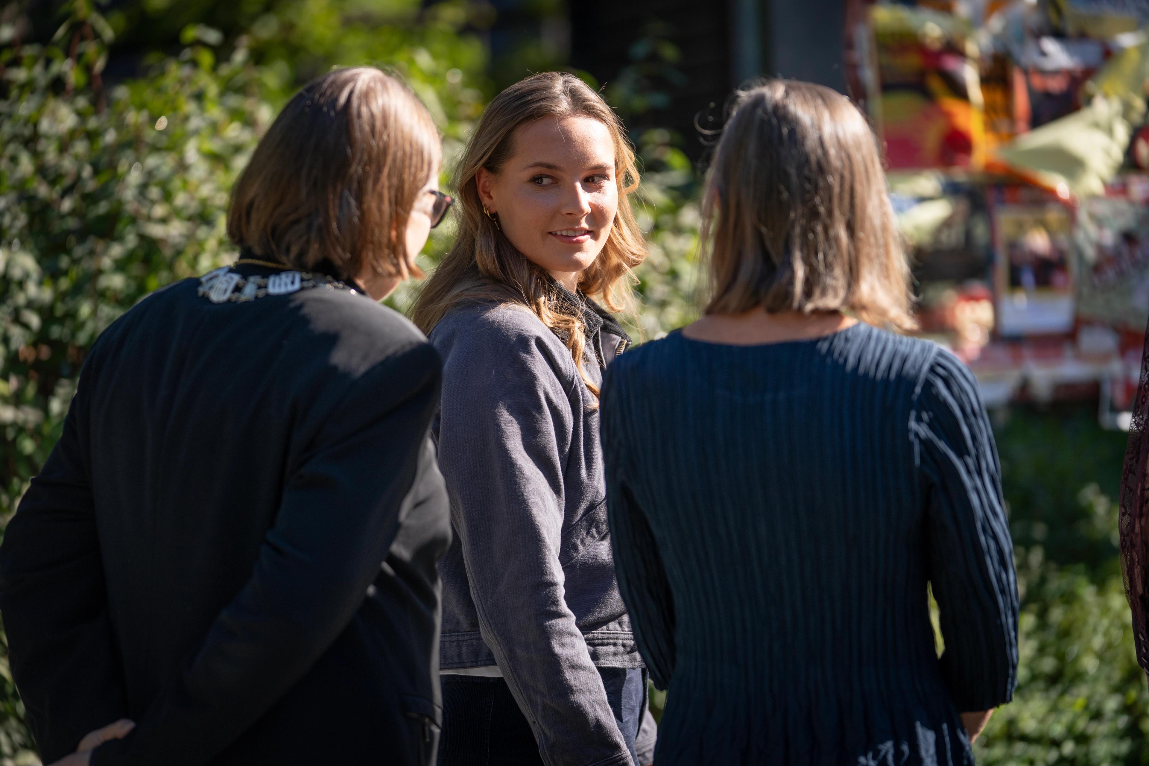 Prinsesse Ingrid Alexandra i samtale med Ragnhild Hennum (rektor) og Anne Julie Semb (dekan).