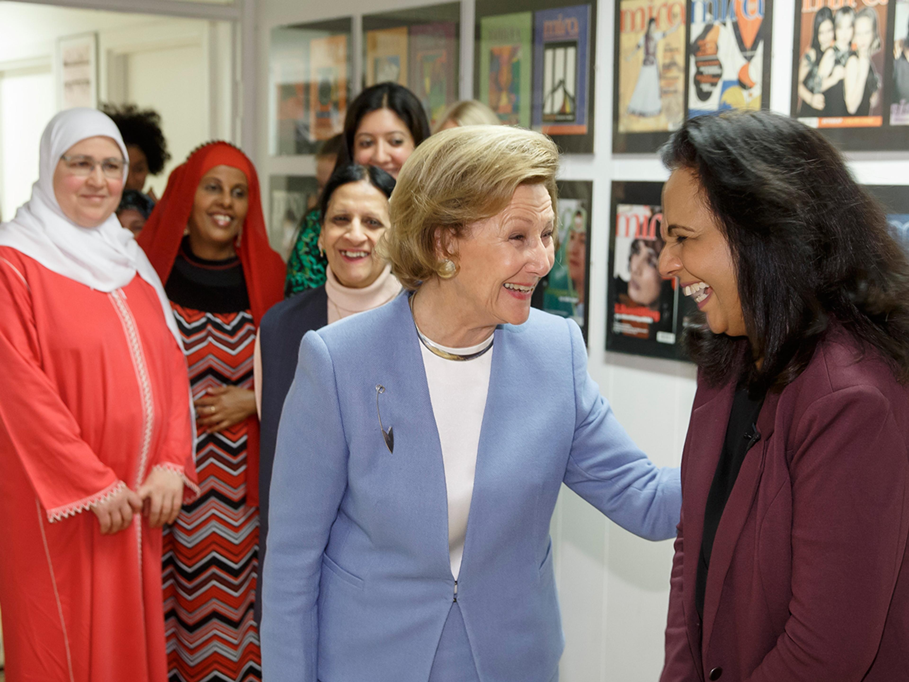 Dronning Sonja og Fakhra Salimi smiler hjertelig til hverandre.