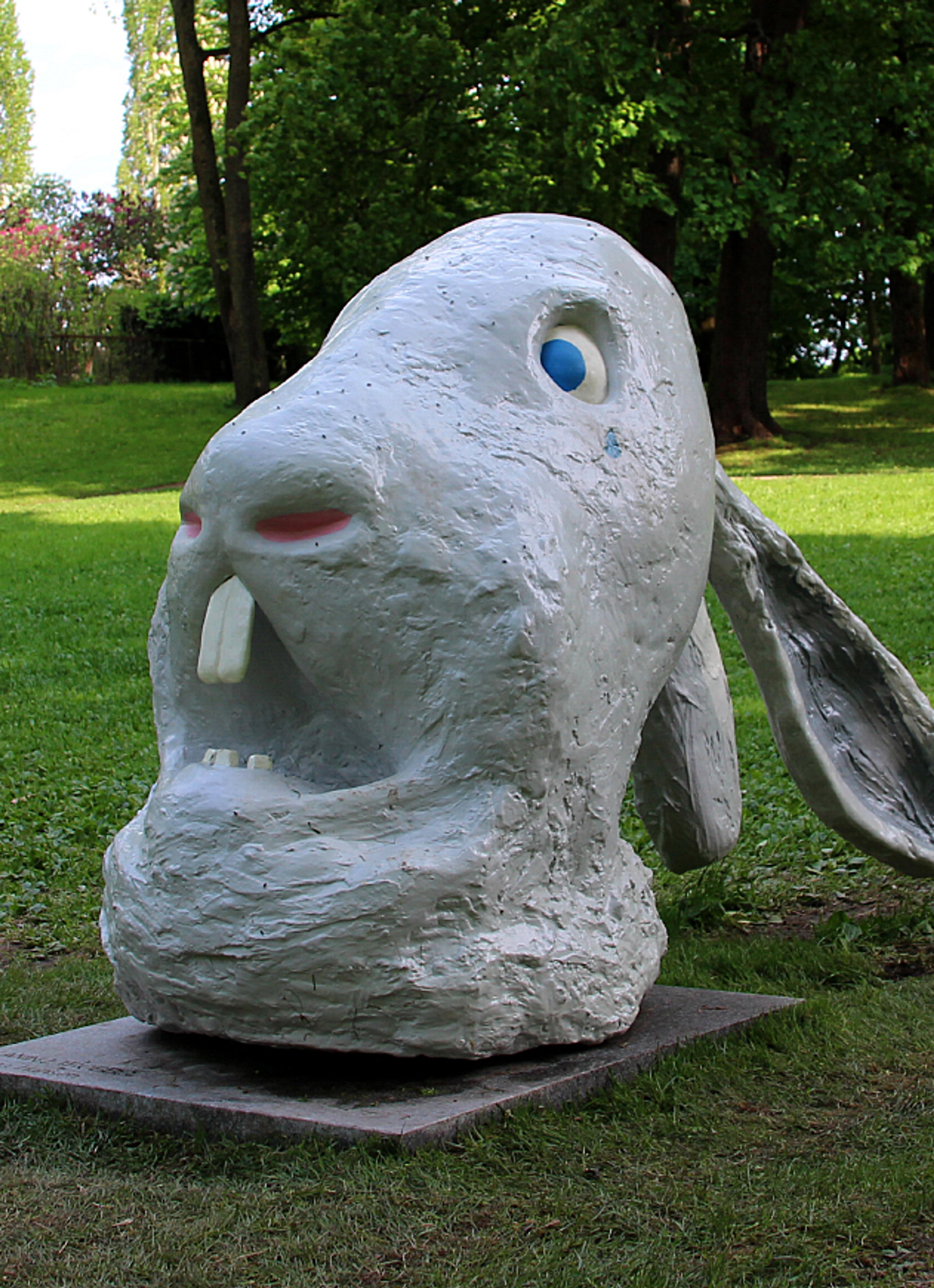 Et stort kaninhode med store fortenner, lange ører og en forskrekket mine.