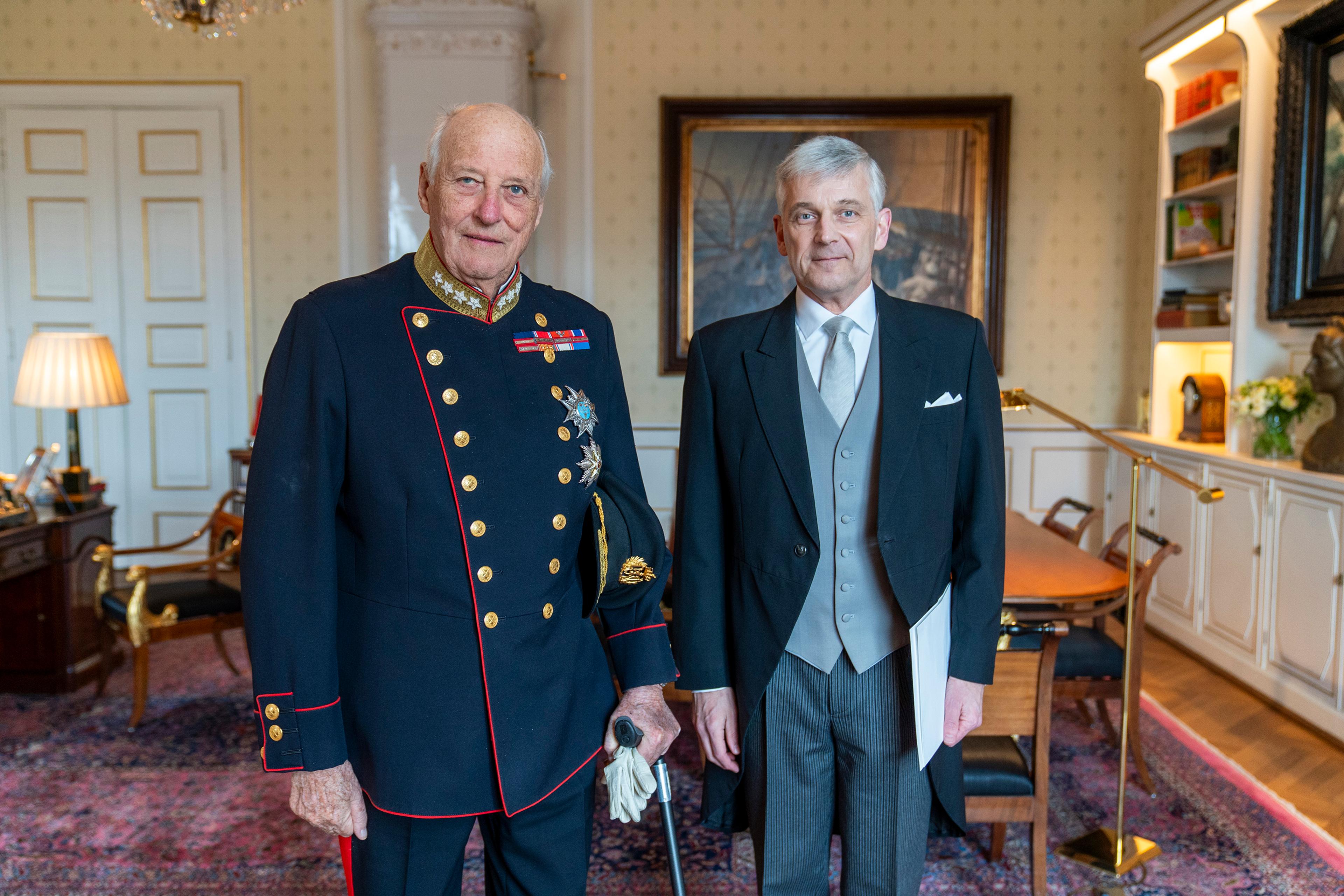 Kongen og ambassadøren står smilende sammen på Kongens kontor.