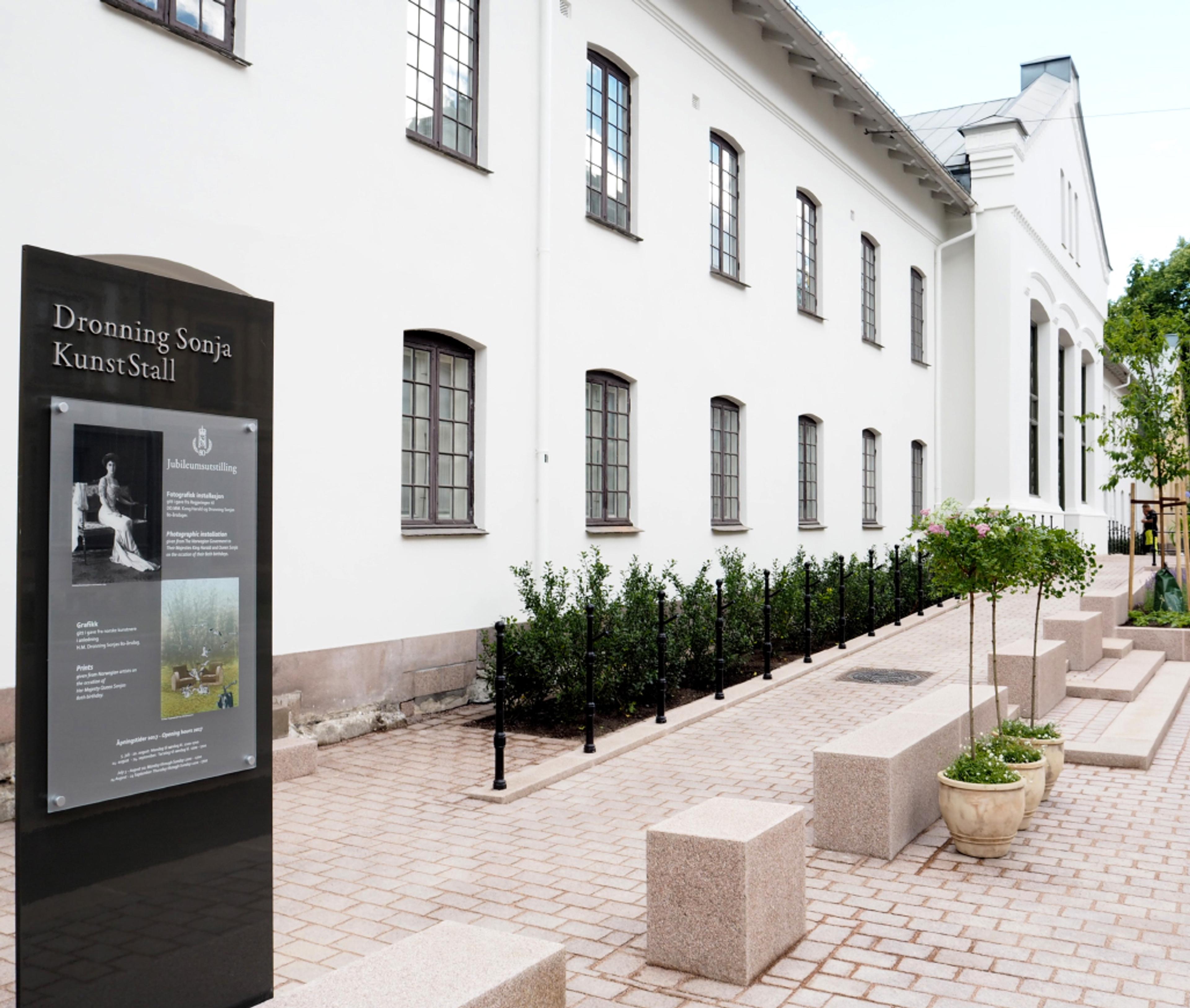 Bilde av lokalene sett fra gaten.