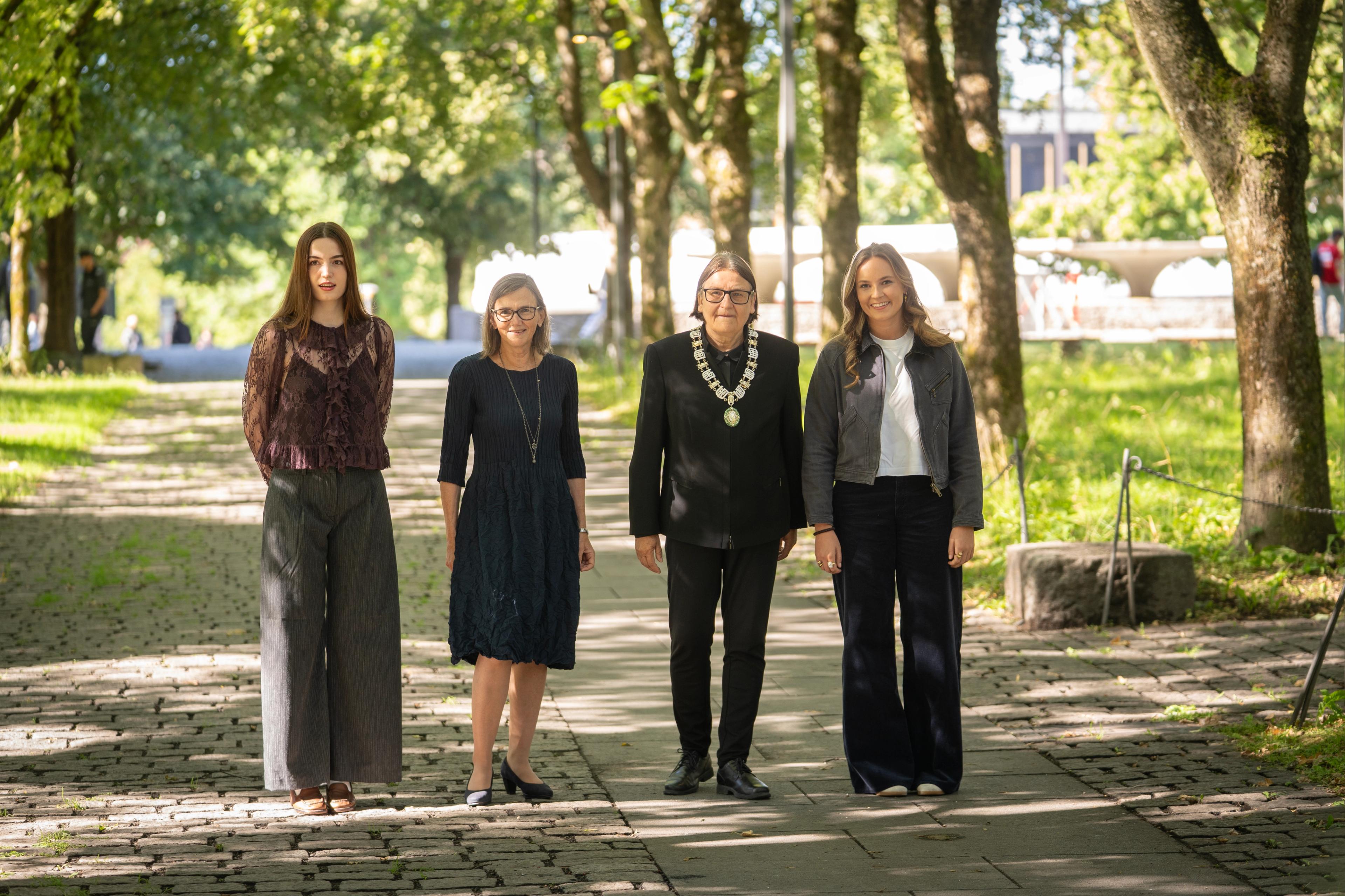 Anna Bergum Furset, Anne Julie Semb, Ragnhild Hennum står i alléen ved Samfunnsvitenskapelig fakultet.