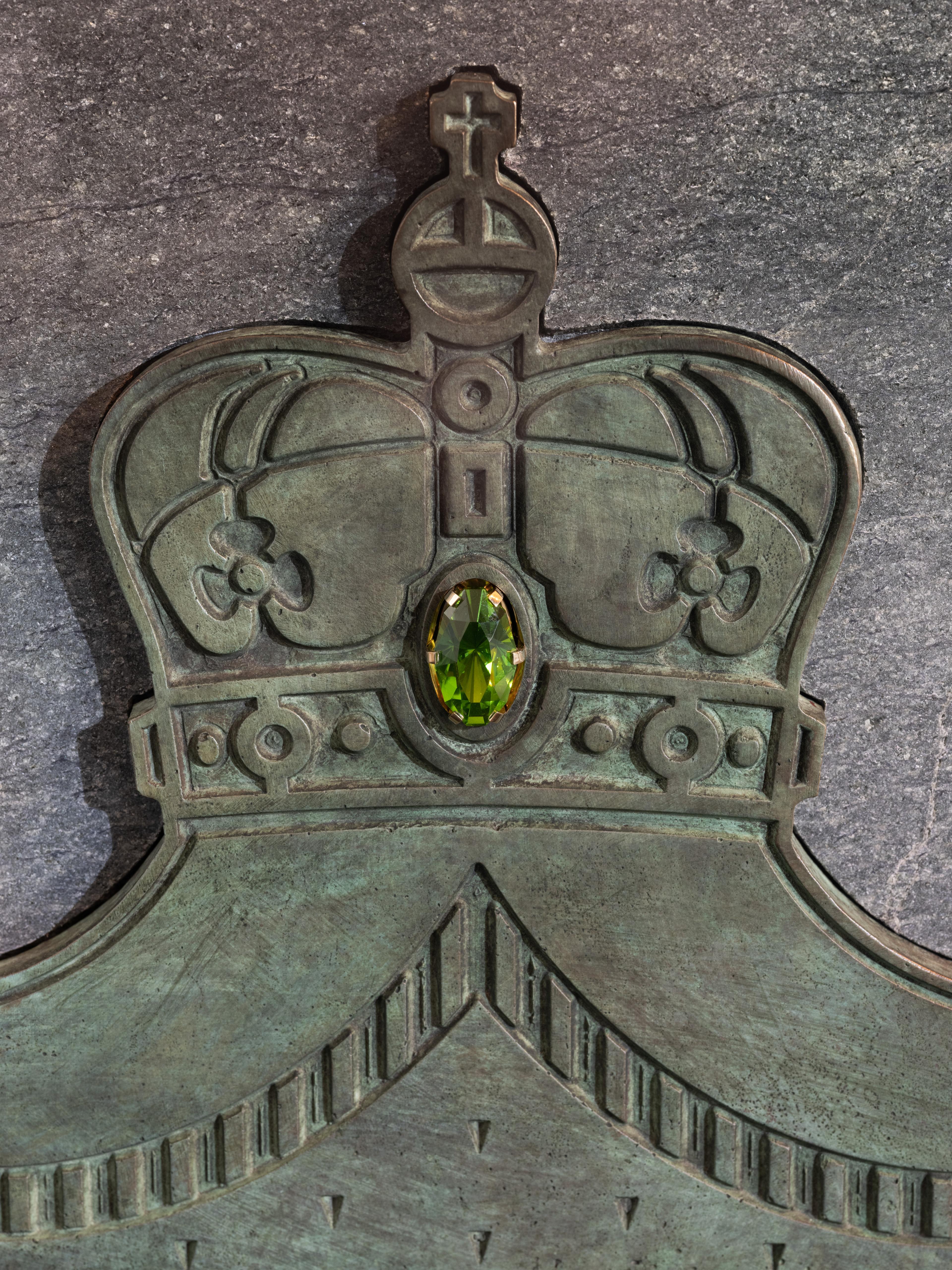 En stor, grønn peridot er plassert midt i kongekronen.