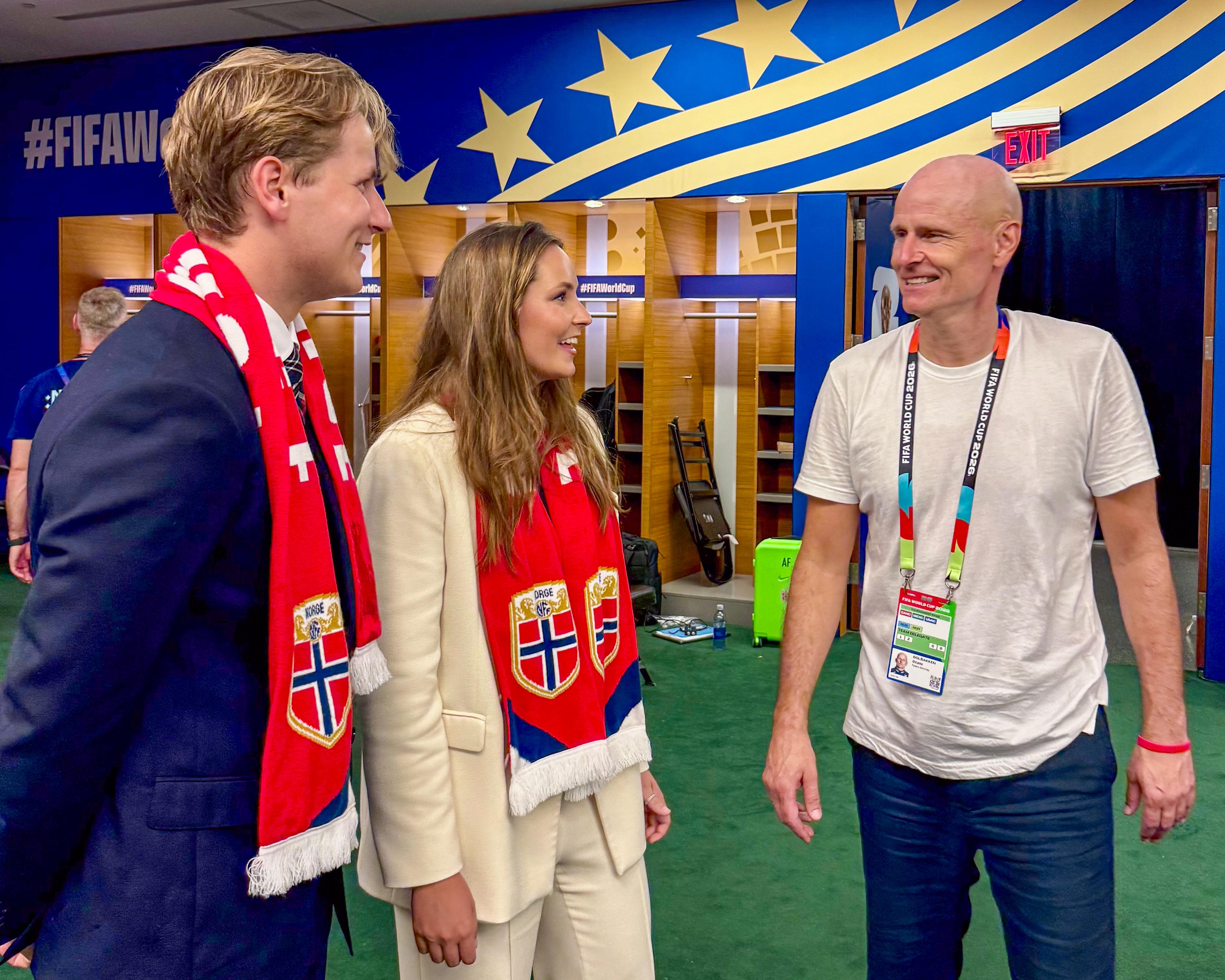 Prinsessen og Prinsen kledd i rødt, hvitt og blått for anledningen, deriblant norske supporterskjerf.