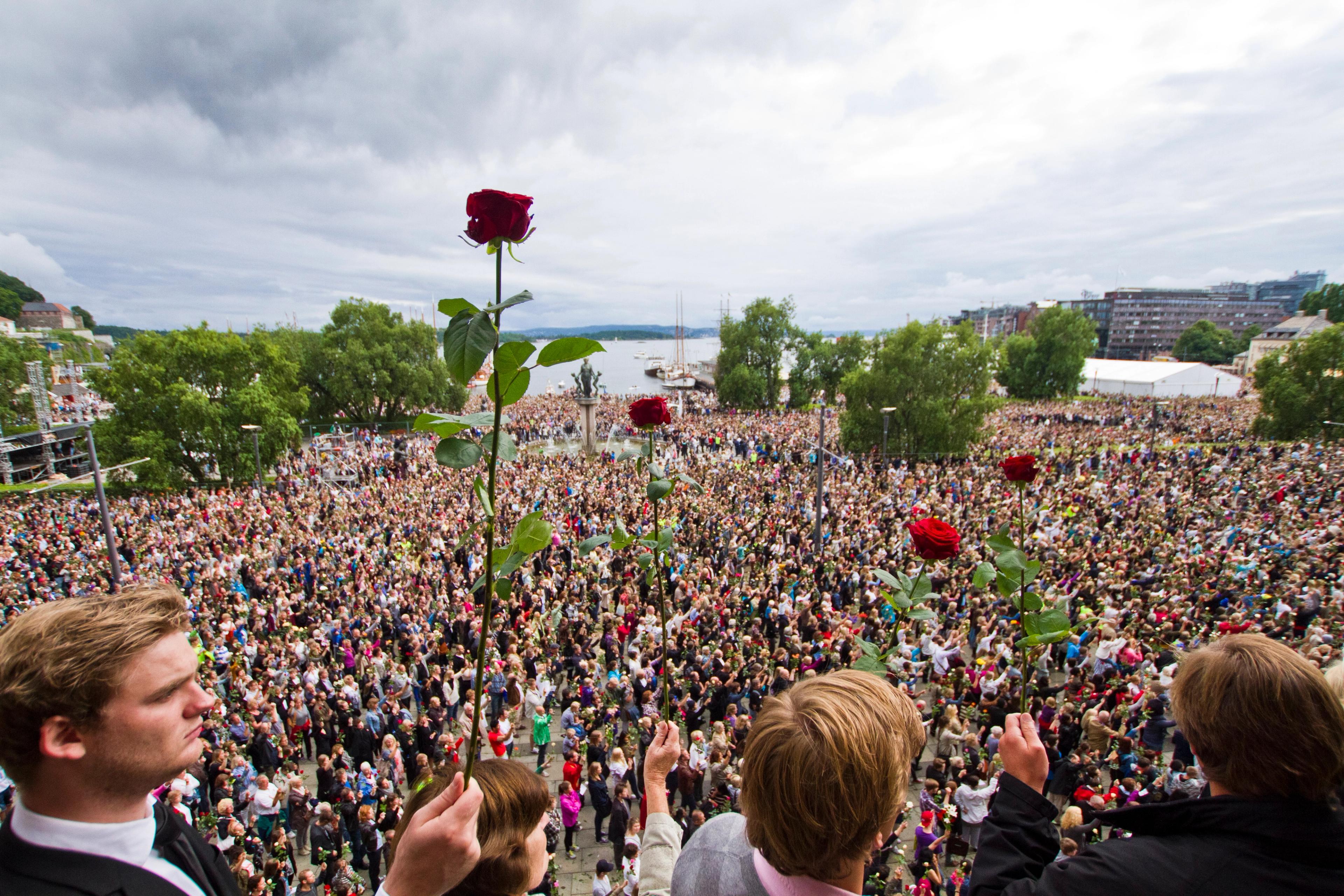 Utsikt over menneskehavet av frammøtte med roser.