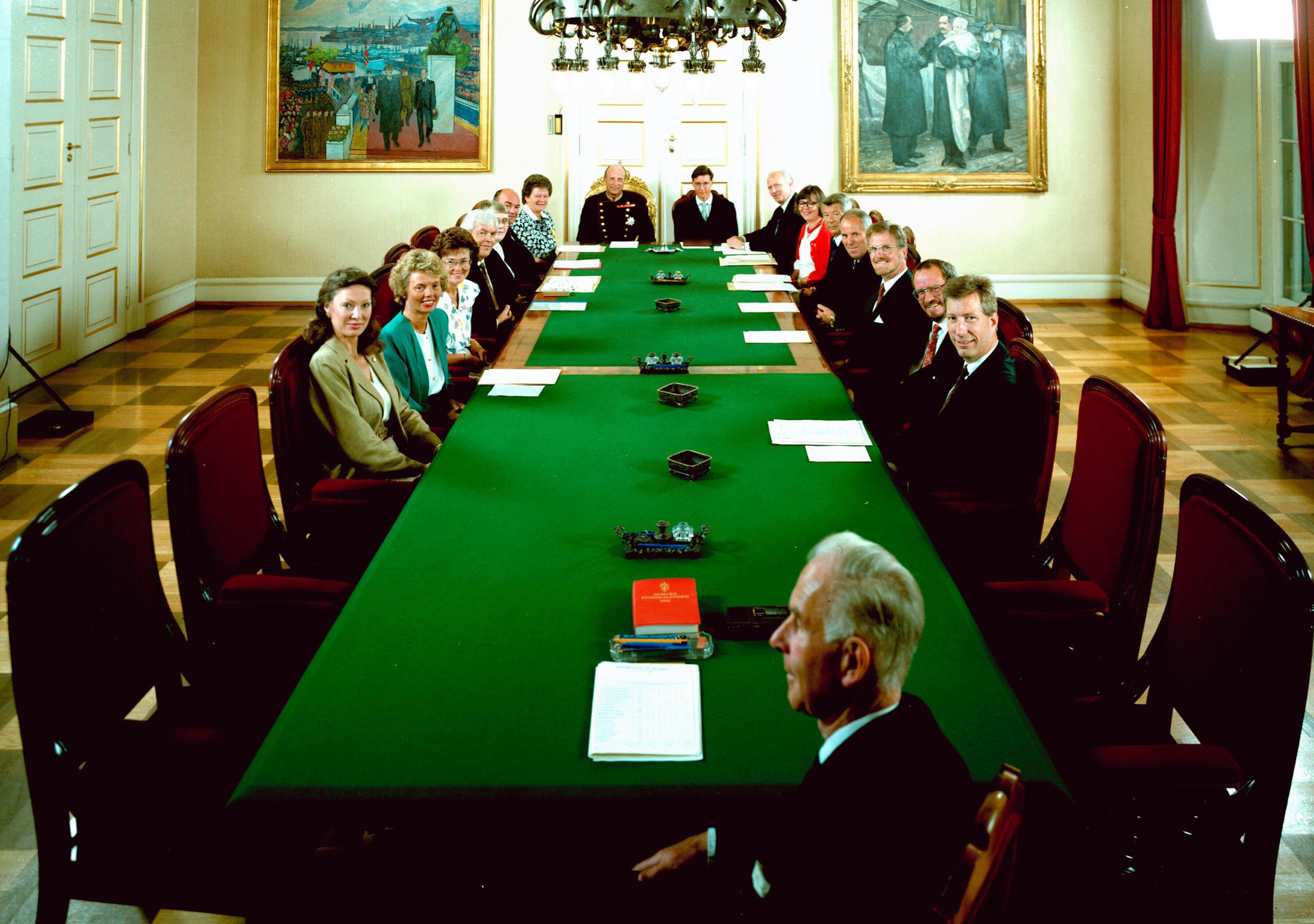 Kong Harald, Kronprins Haakon, regjeringens medlemmer og regjeringsråd rundt bordet i Statsrådsalen.