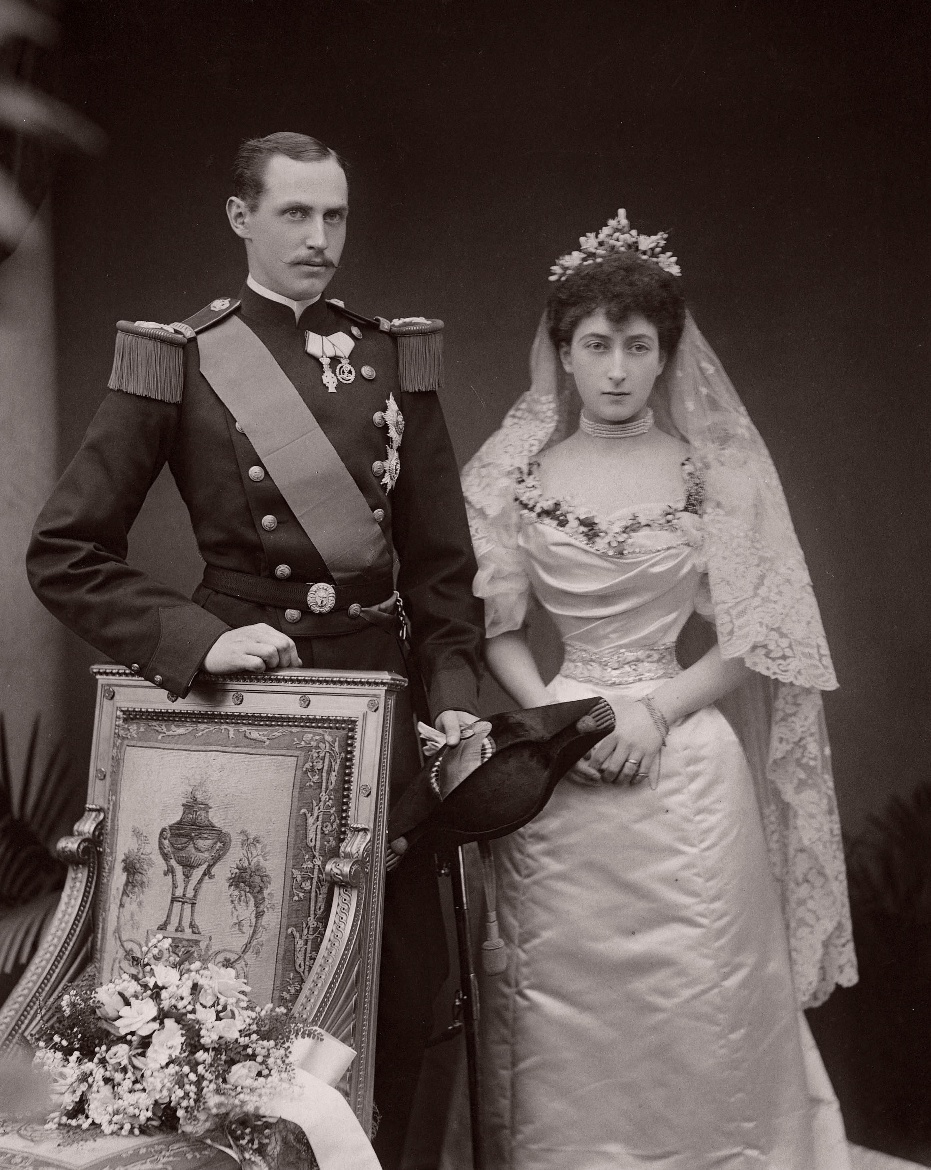 Brudeparet i gallauniform og brudekjole.