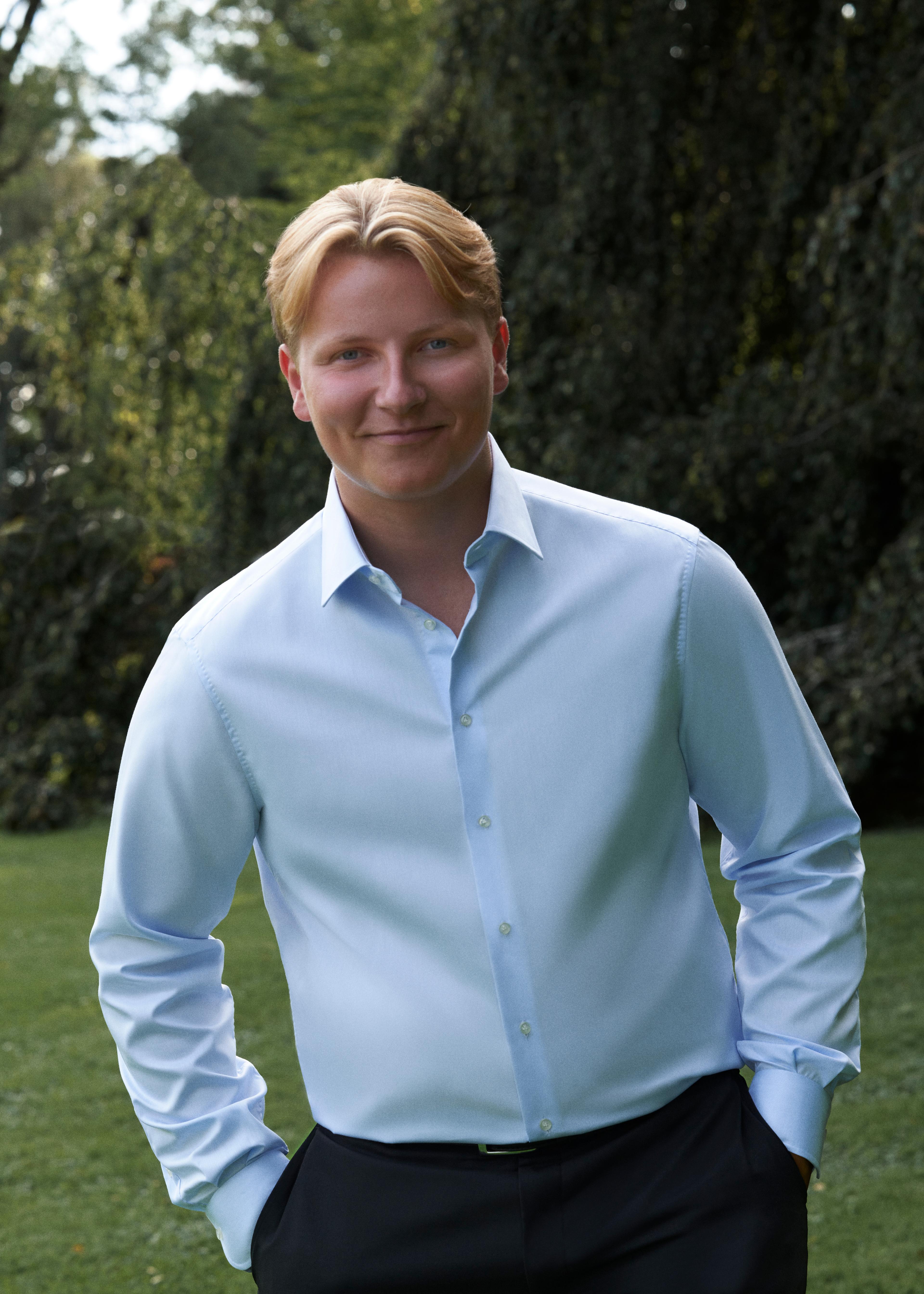 Portrett av Prins Sverre Magnus i lyseblå skjorte, fotografert ute.
