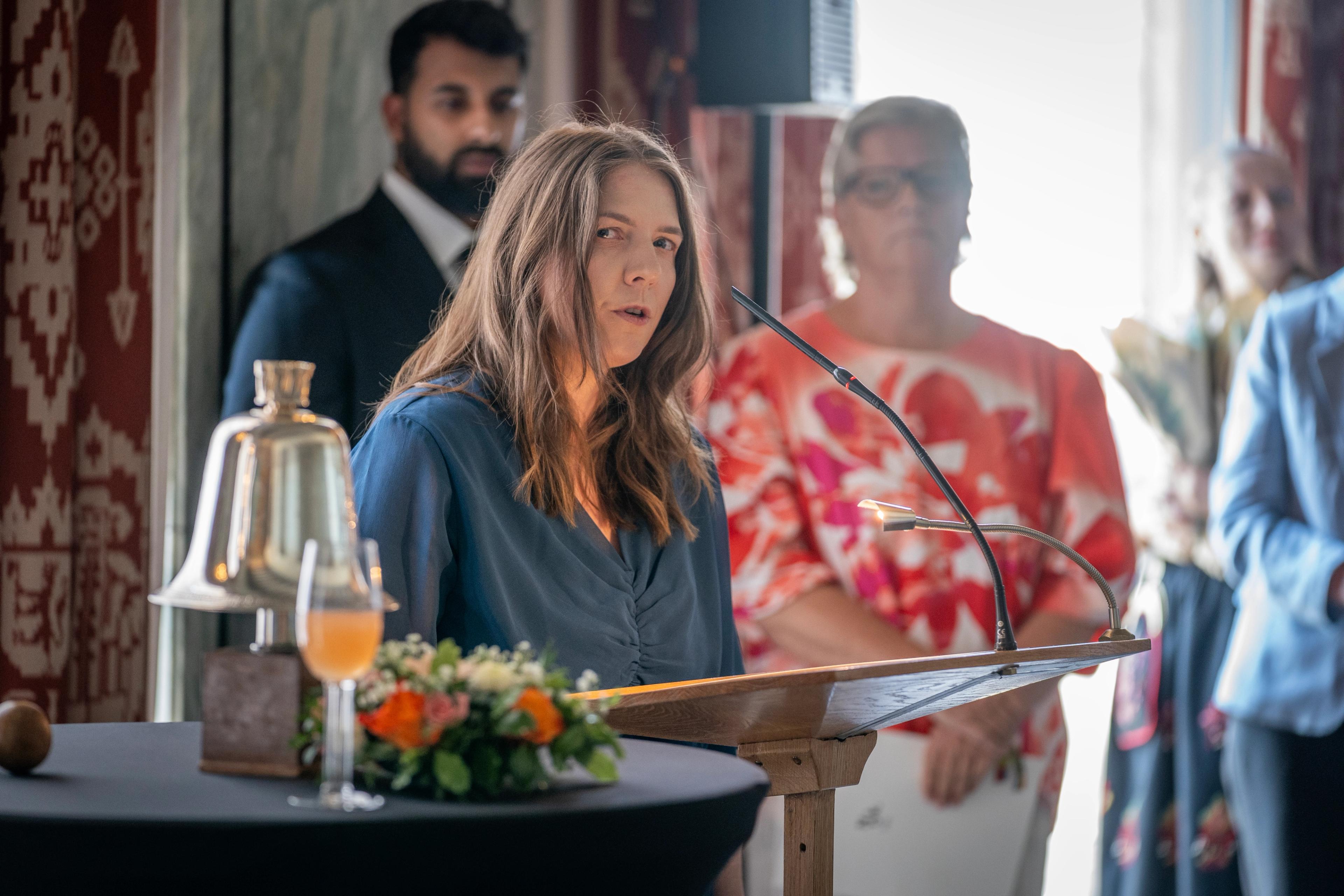 Marita Sæth på talerstolen.
