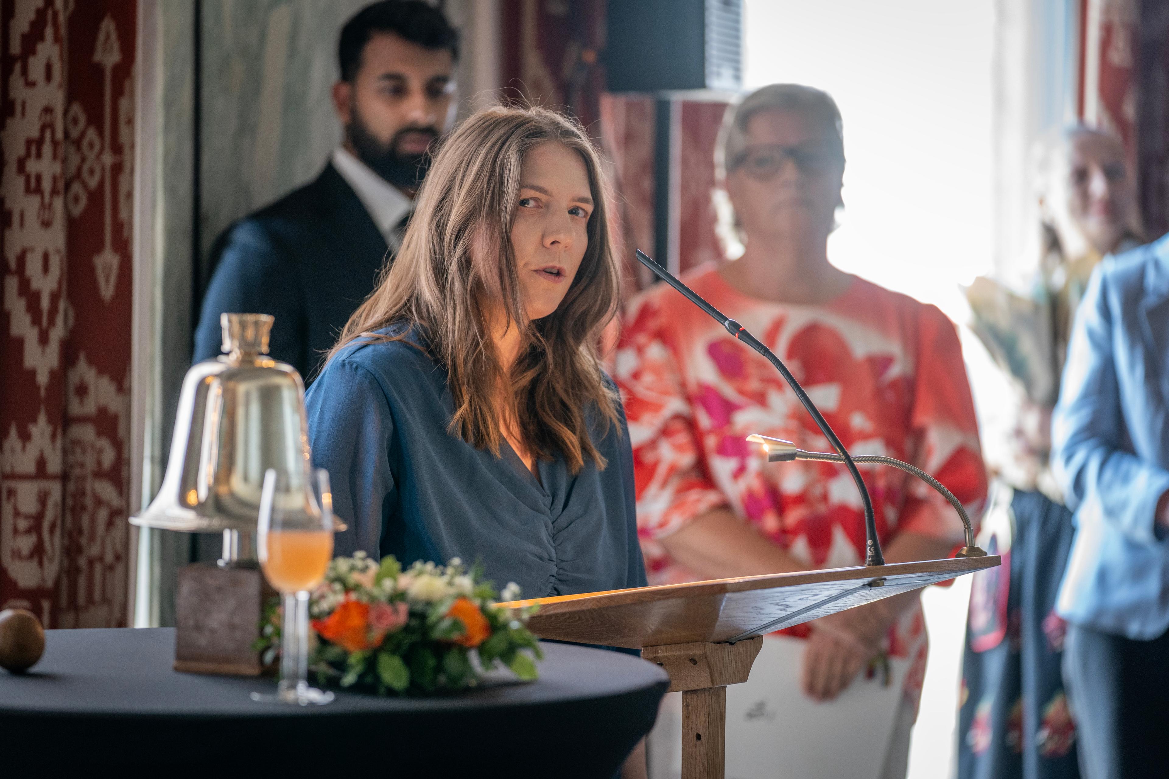 Marita Sæth på talerstolen.