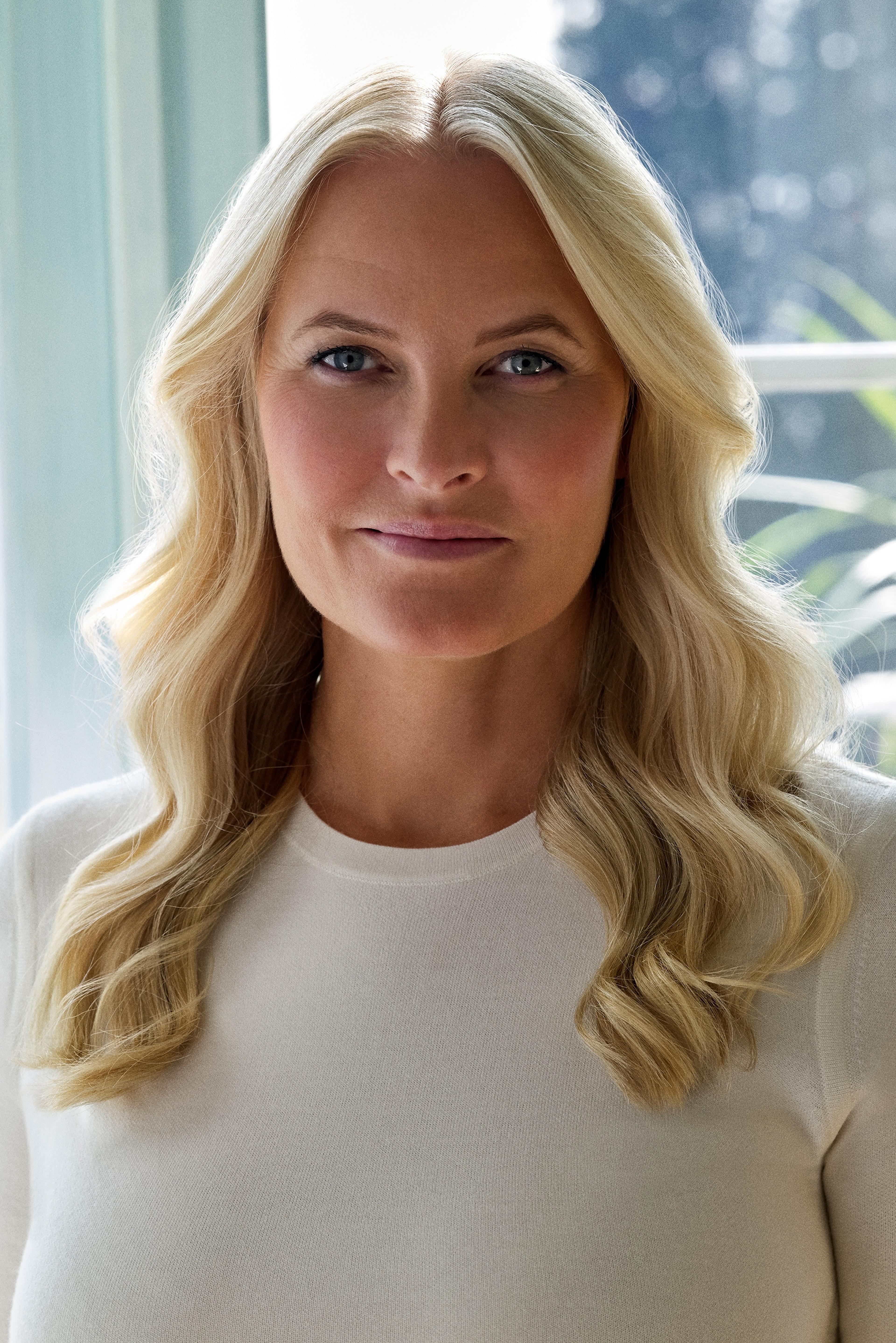 Portrett av Kronprinsesse Mette-Marit i sivil, med hvit genser og stylet med stor bølger i håret.