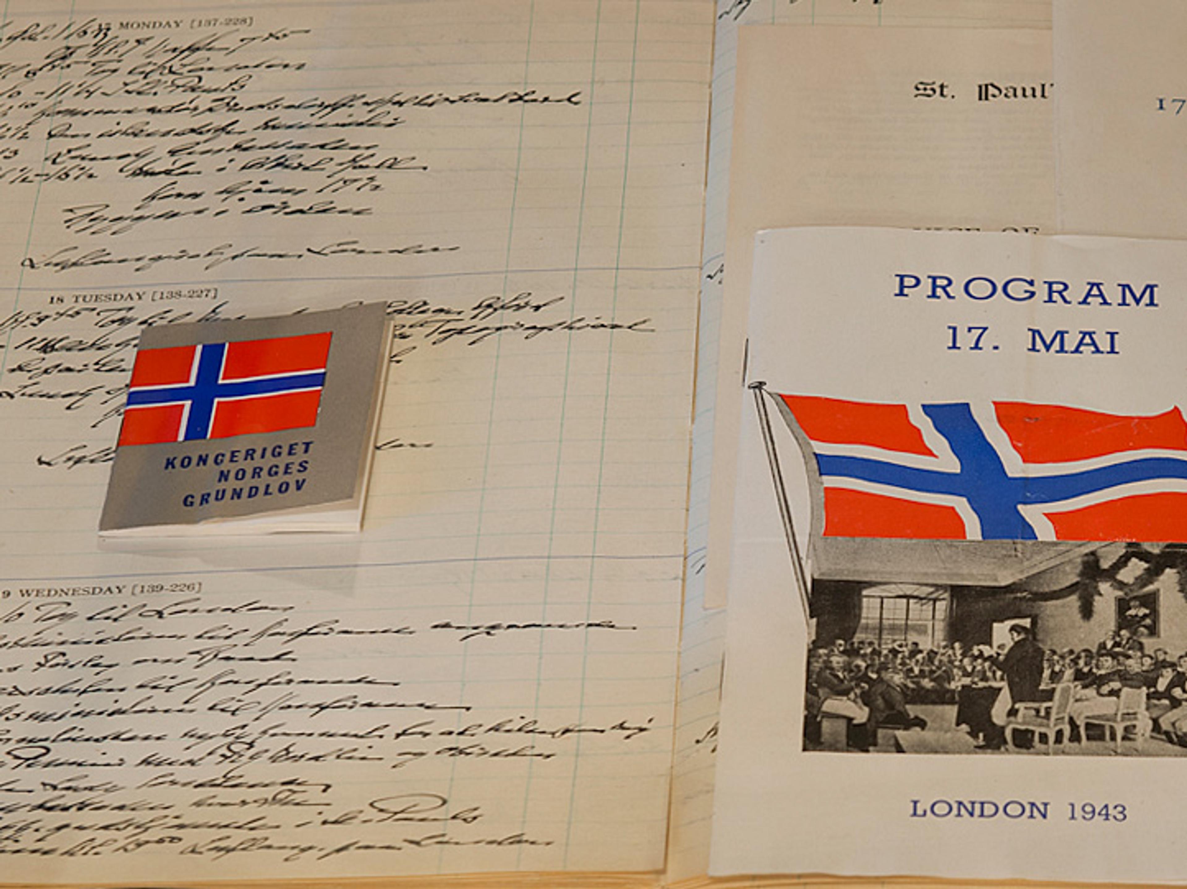 Nærbilde av den lille utgaven av Grunnloven og et program fra en 17. mai-markering i 1943. 