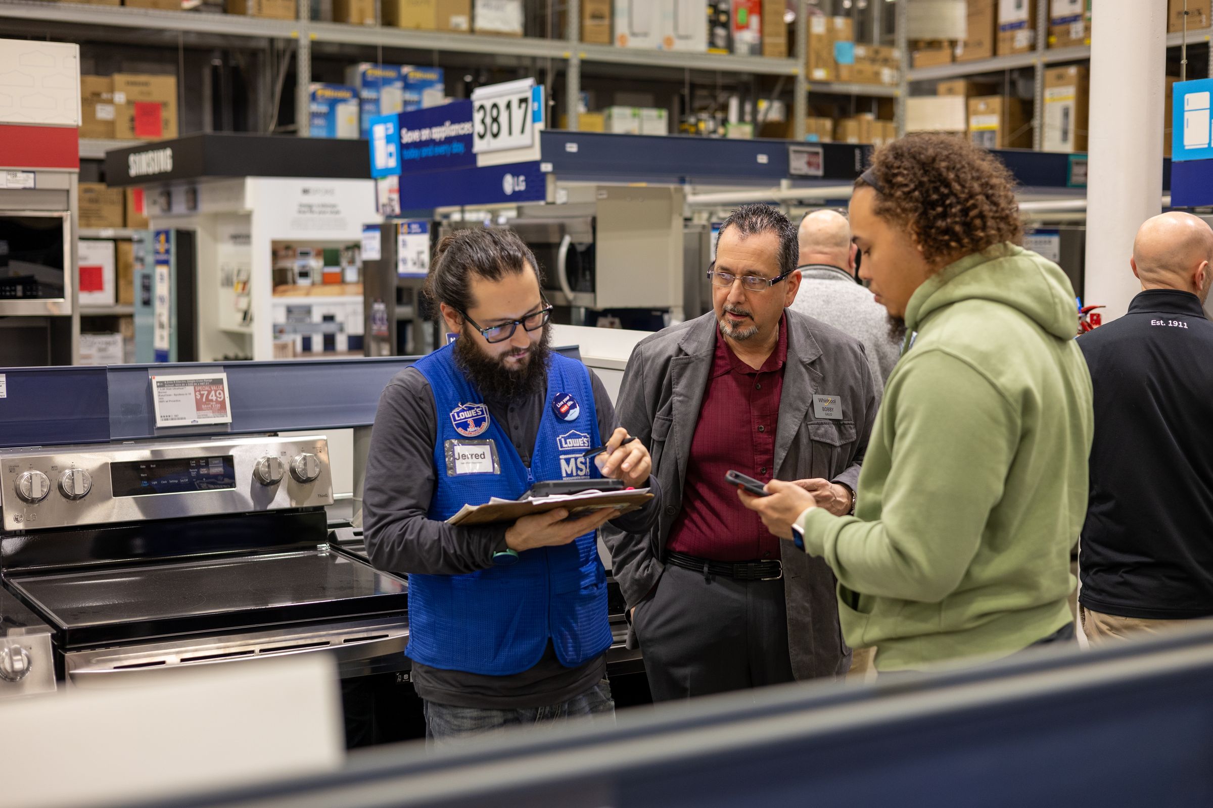 A whirlpool retail associate guiding consumers through a purchase.