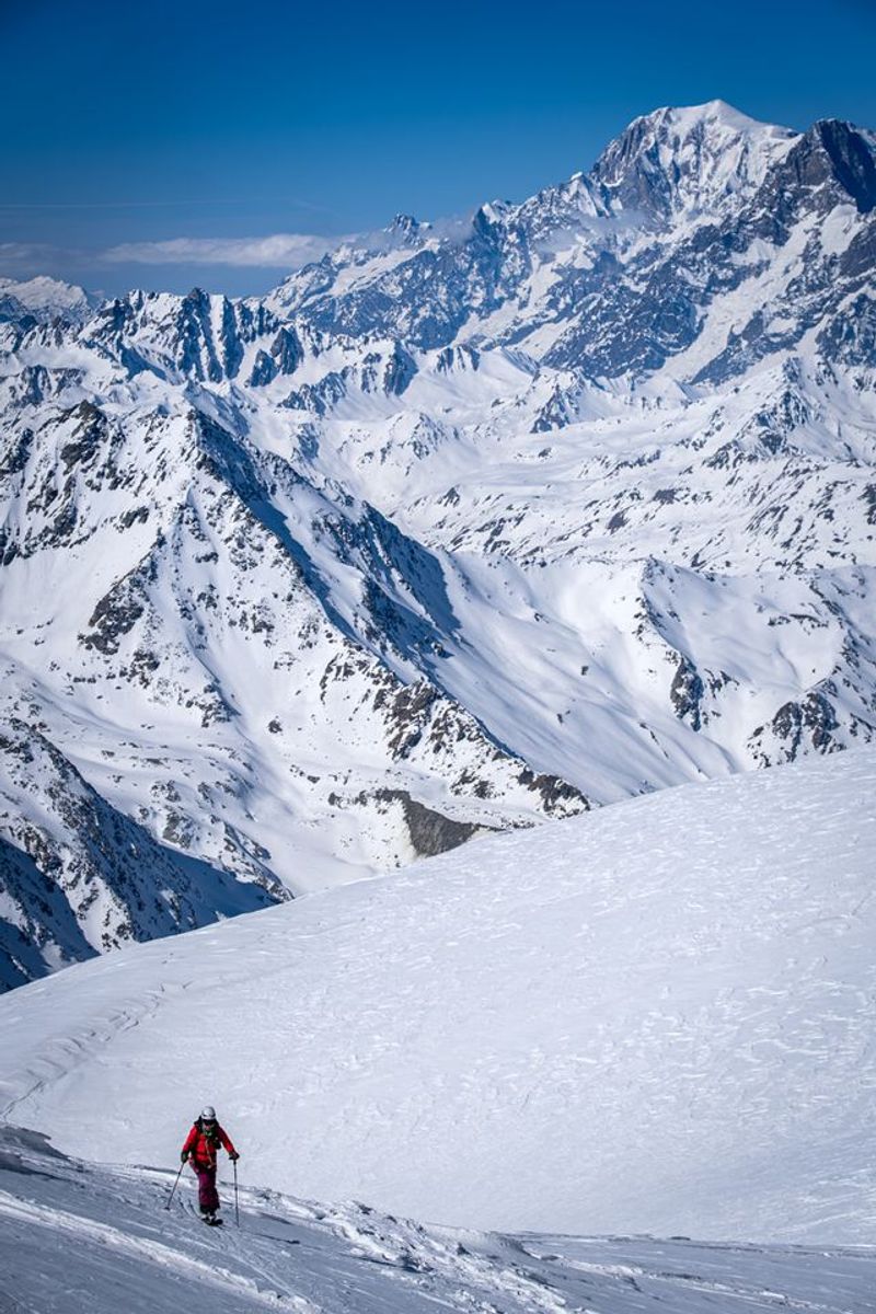 Lodowiec Sonadon z masywem Mont Blanc w tle