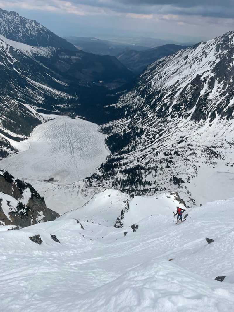 Rozmarzające tatrzańskie stawy (3.05.2022). Morskie Oko (po lewej) i Czarny Staw (po prawej)