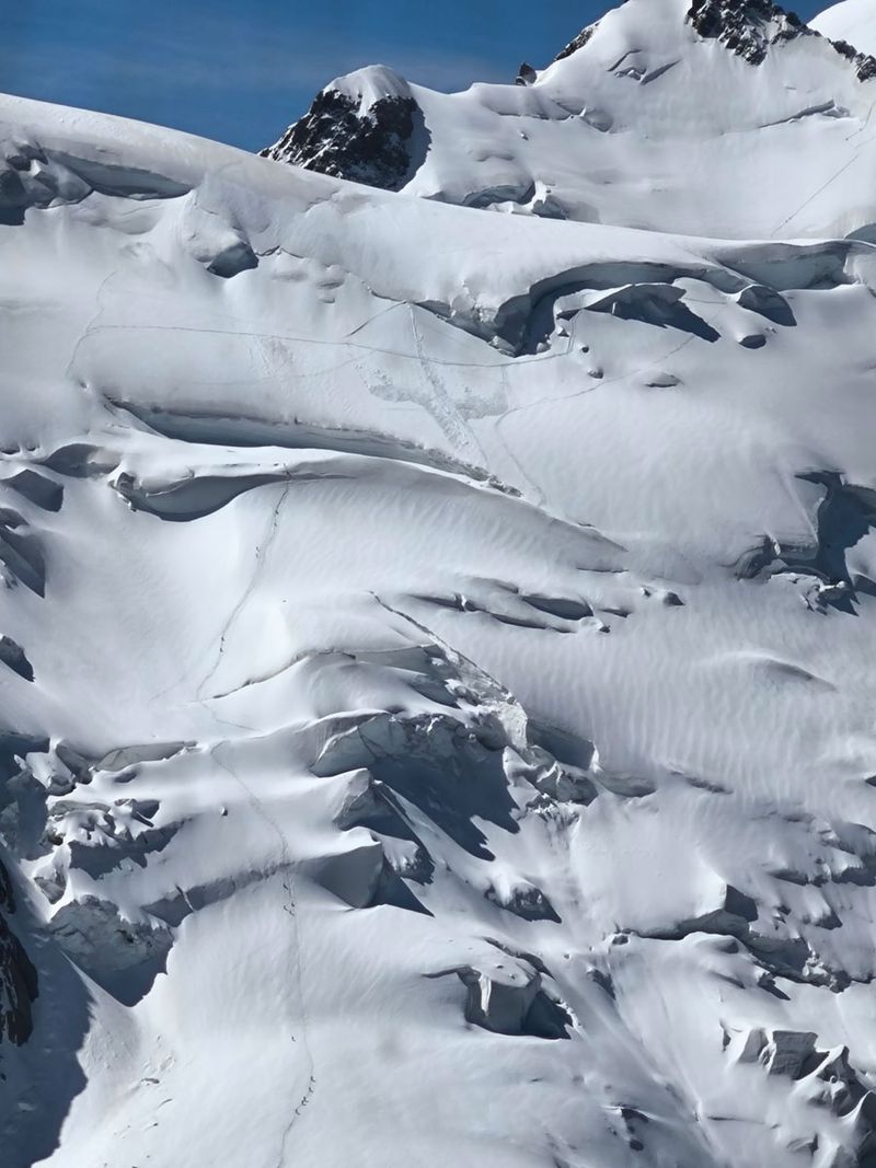 Północna flanka Mont Blanc du Tacul z widocznym śladem lawiny wywołanej przez podchodzący zespół. Słoneczny dzień po jednodniowym opadzie, 8 lipca 2024 r.