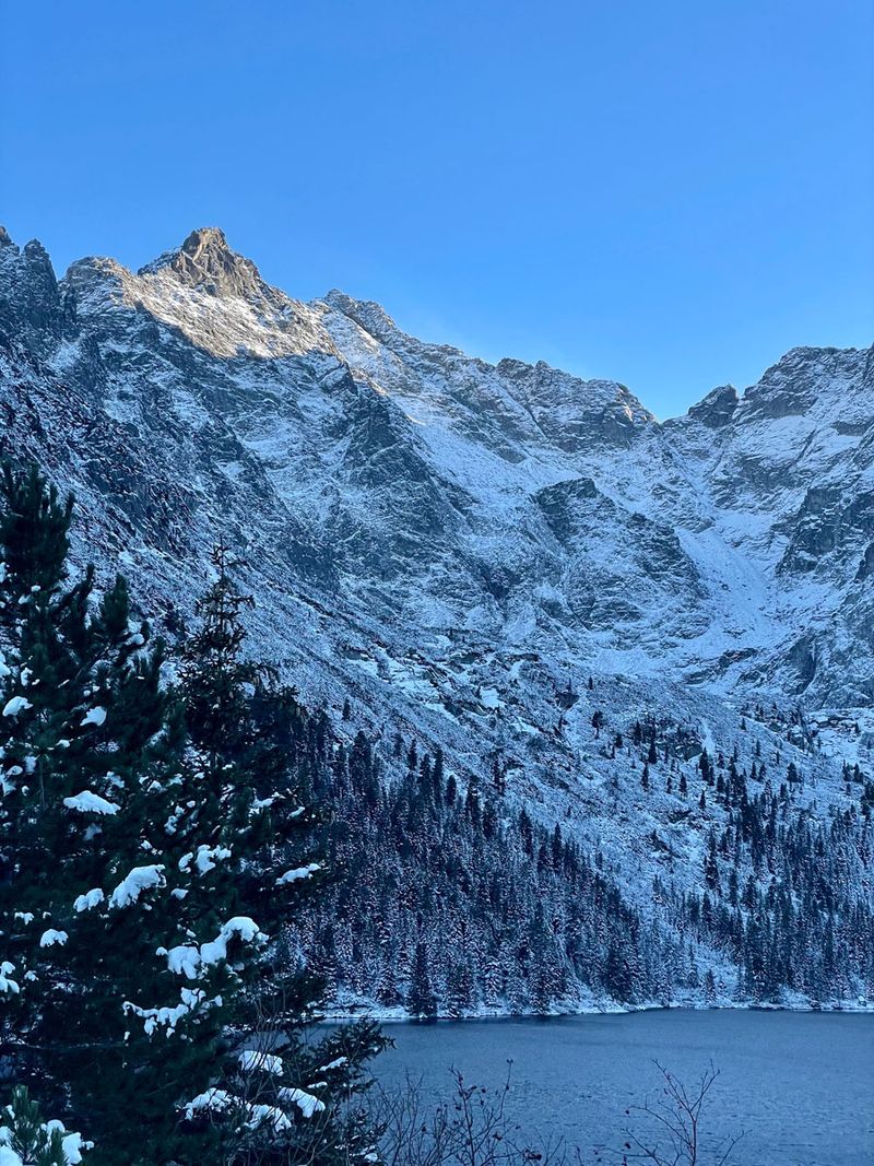 Rysy i Niżnie Rysy w w drugiej połowie listopada. Morskie Oko jeszcze niezamarznięte (fot. Przemek Wójcik)