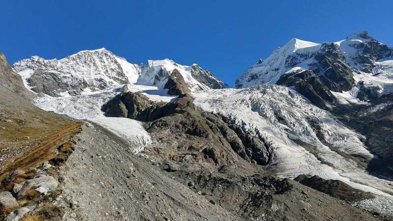 Podejście do schroniska Tschierva. Od lewej Biancograt, Piz Scerscen, Piz Roseg