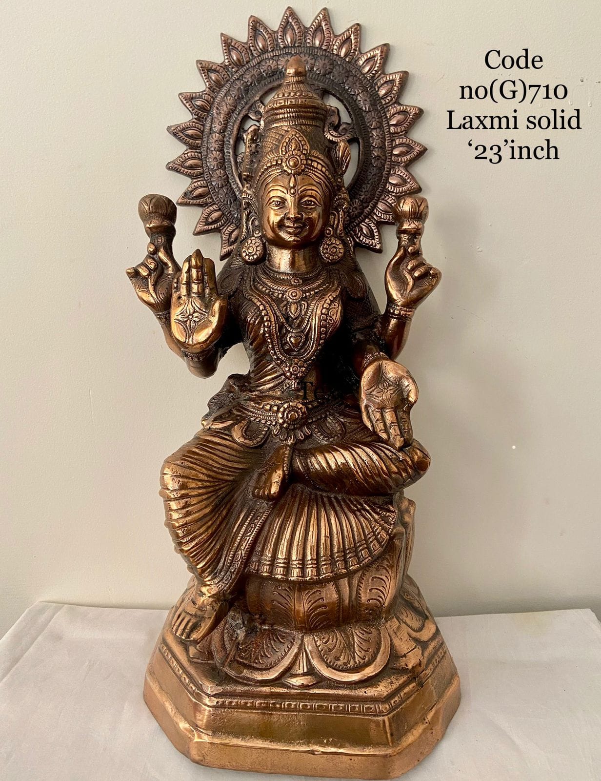Lakshmi idol Detail View 1