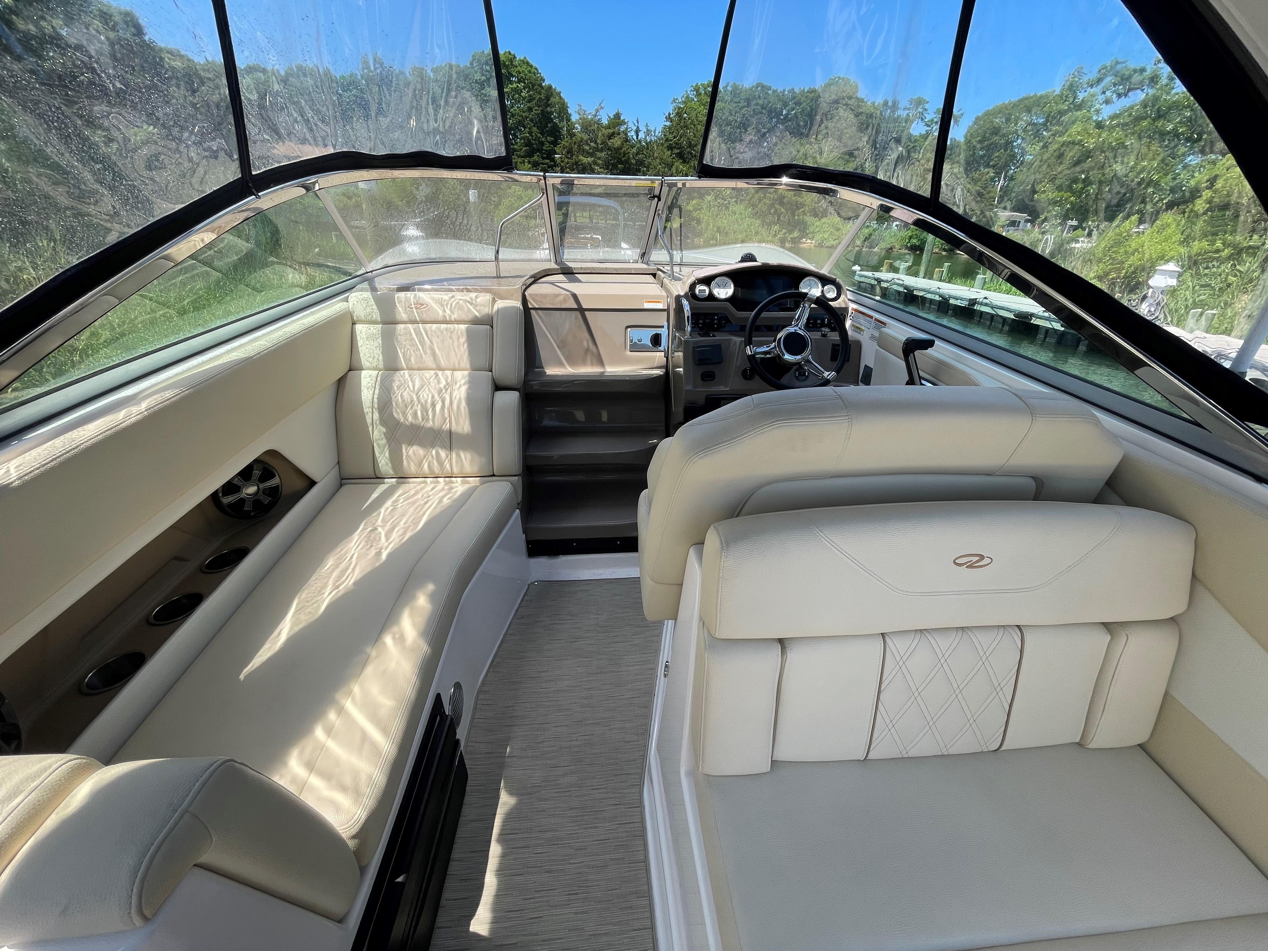 2017 Regal Boats 28 Express