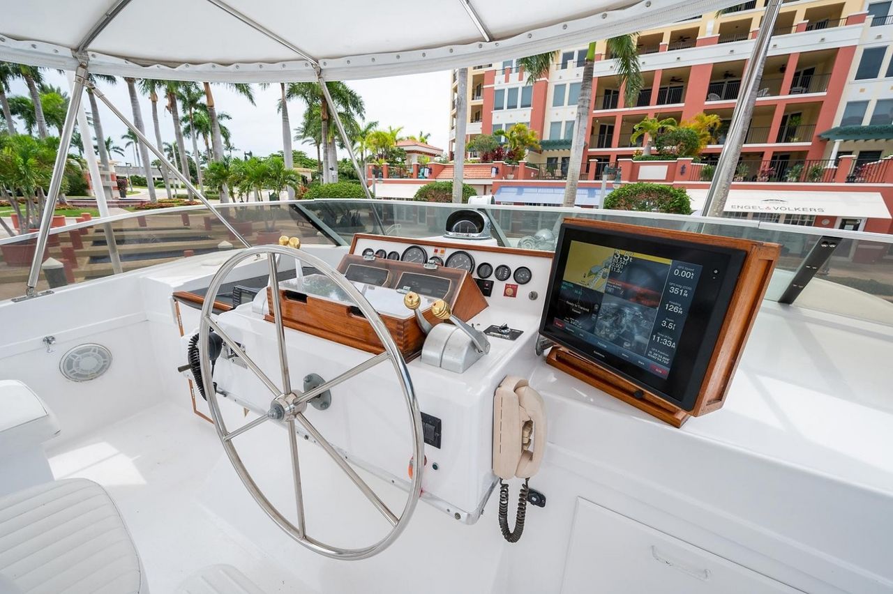 1986 Tollycraft Yachts Pilothouse