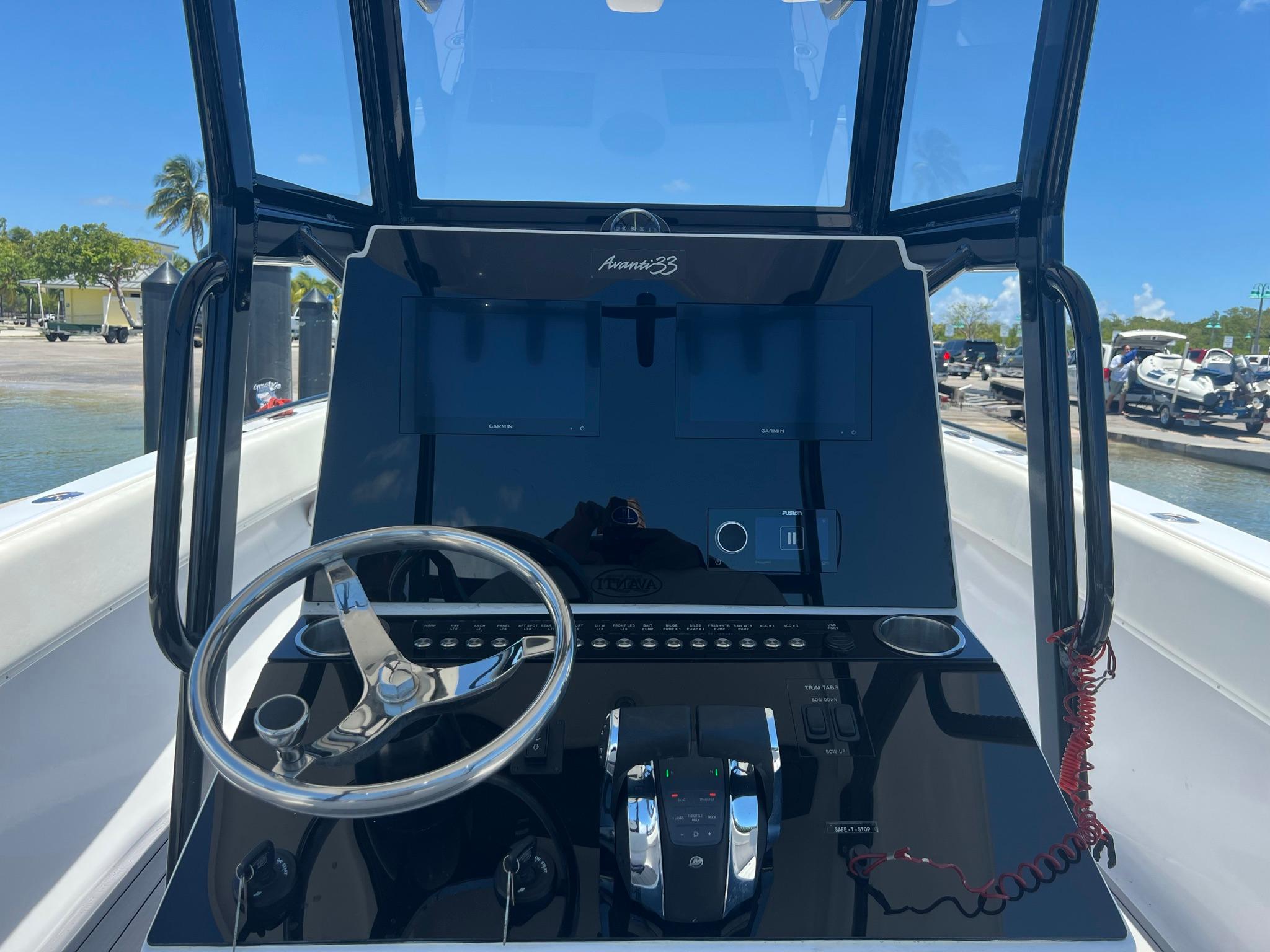 2005 Avanti Boats 33