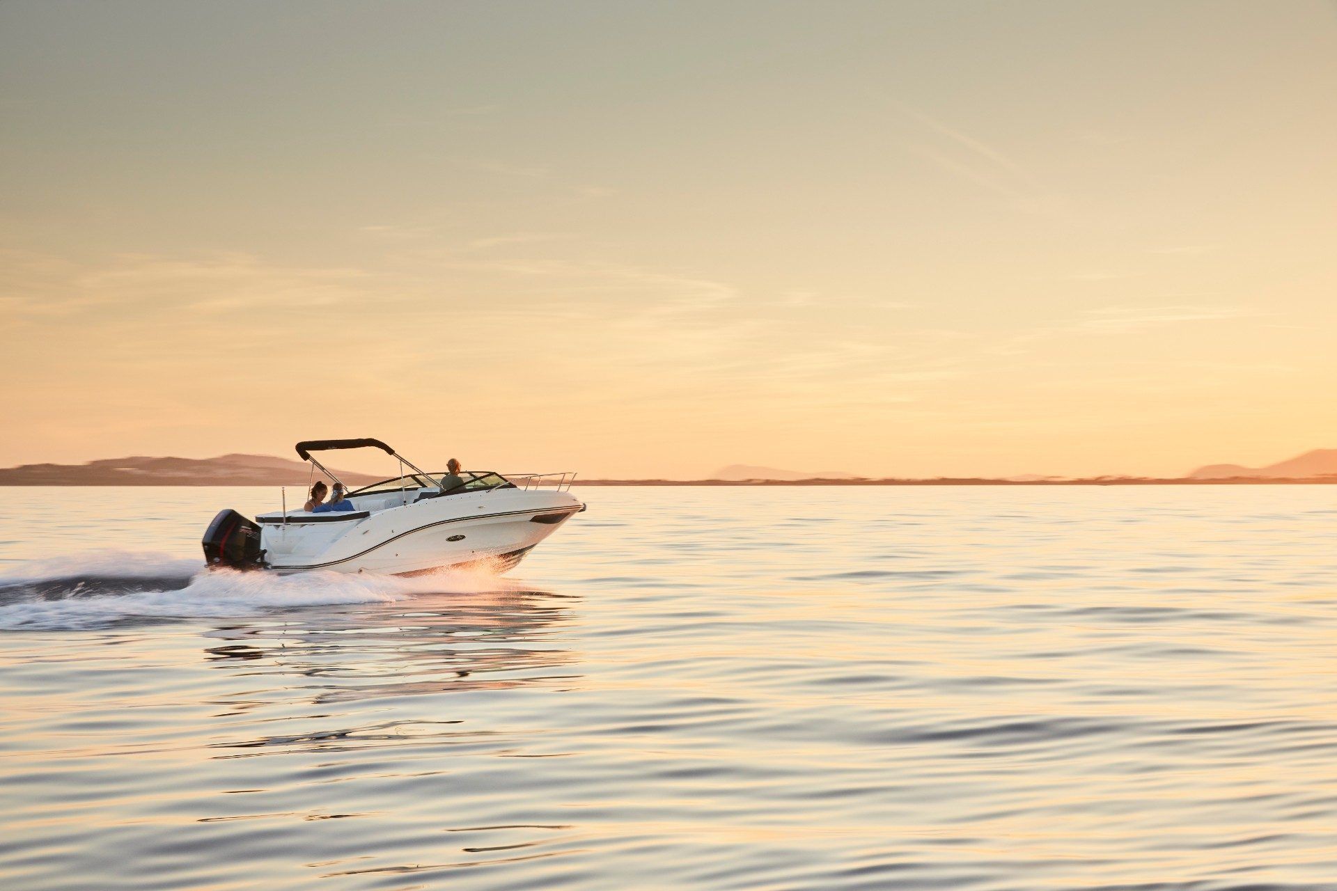 2023 Sea Ray Sun Sport 230 Outboard