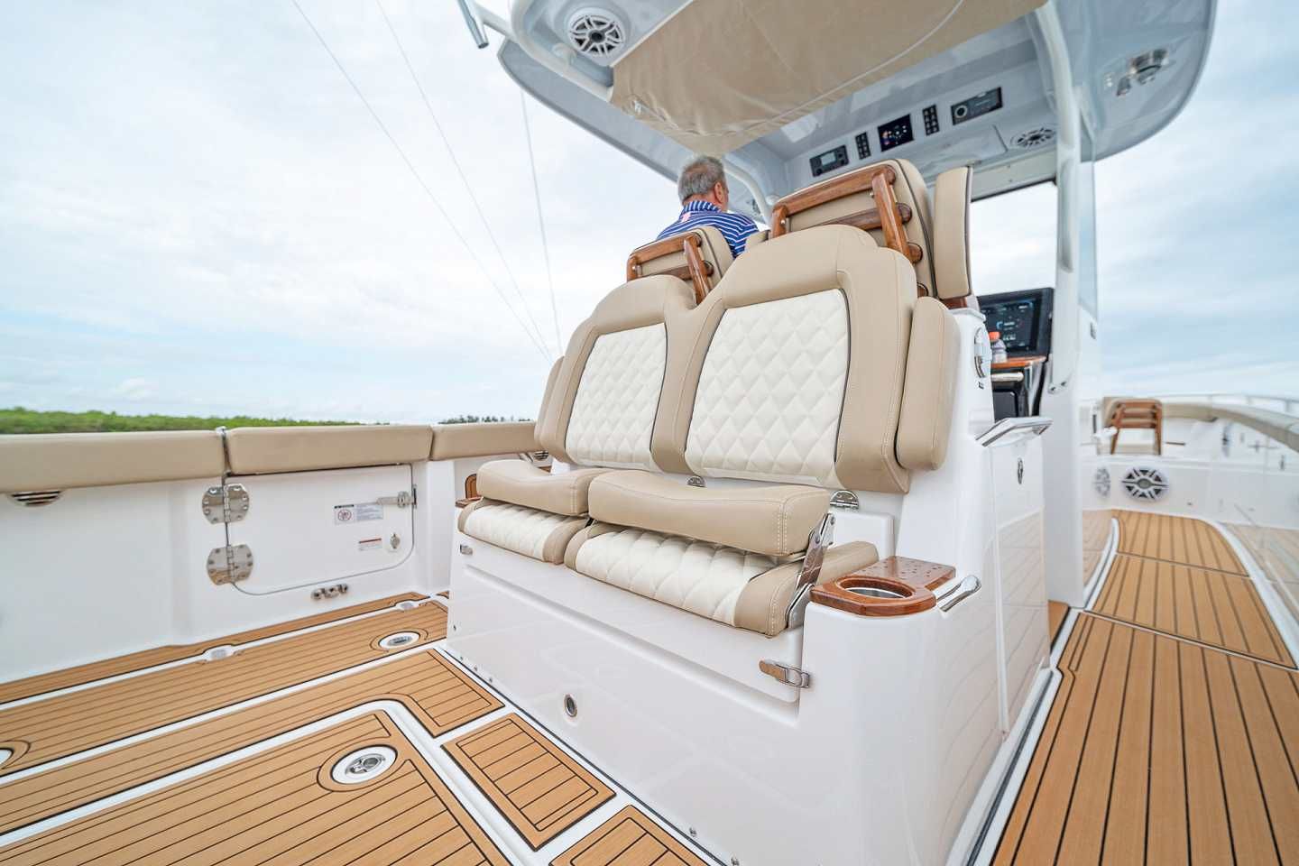 2022 Everglades 315 CC