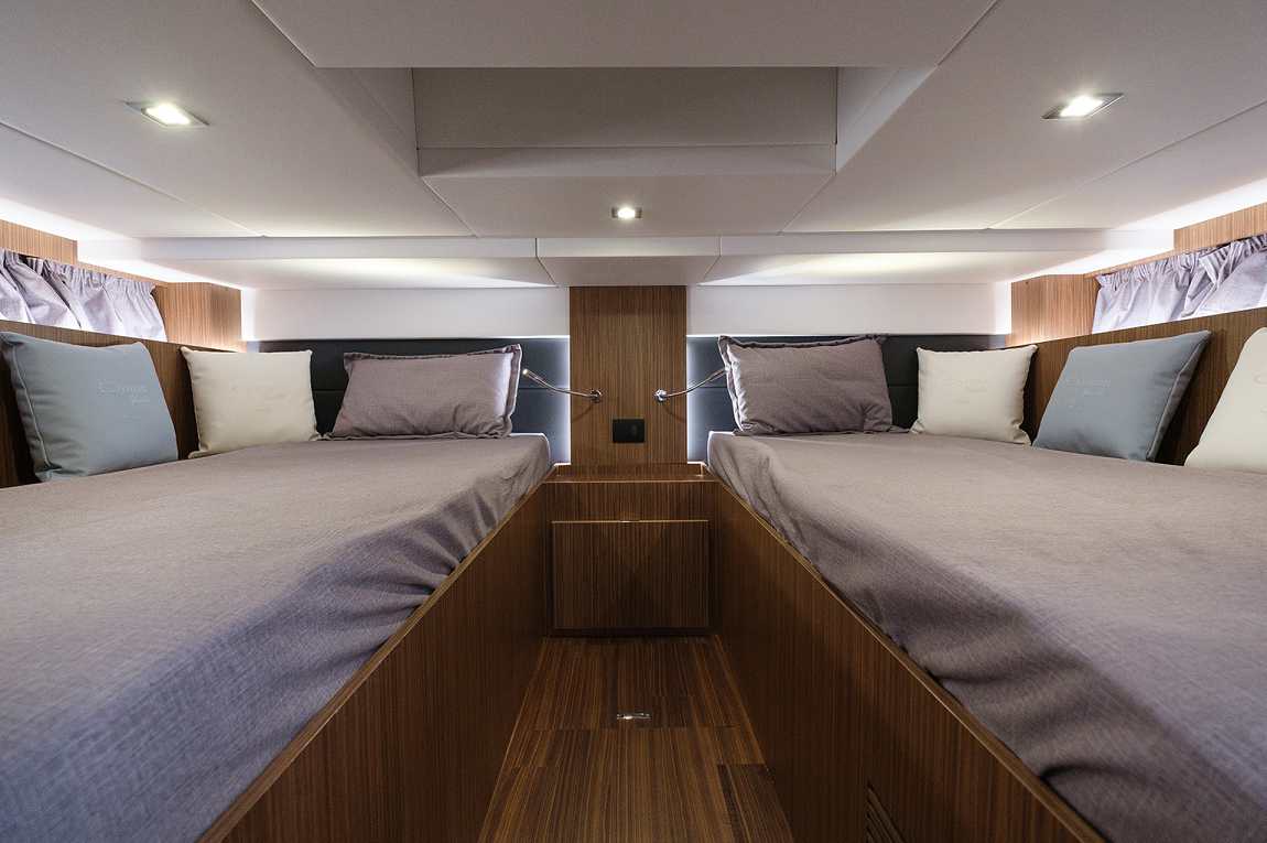 2021 Cayman Yachts 400WA